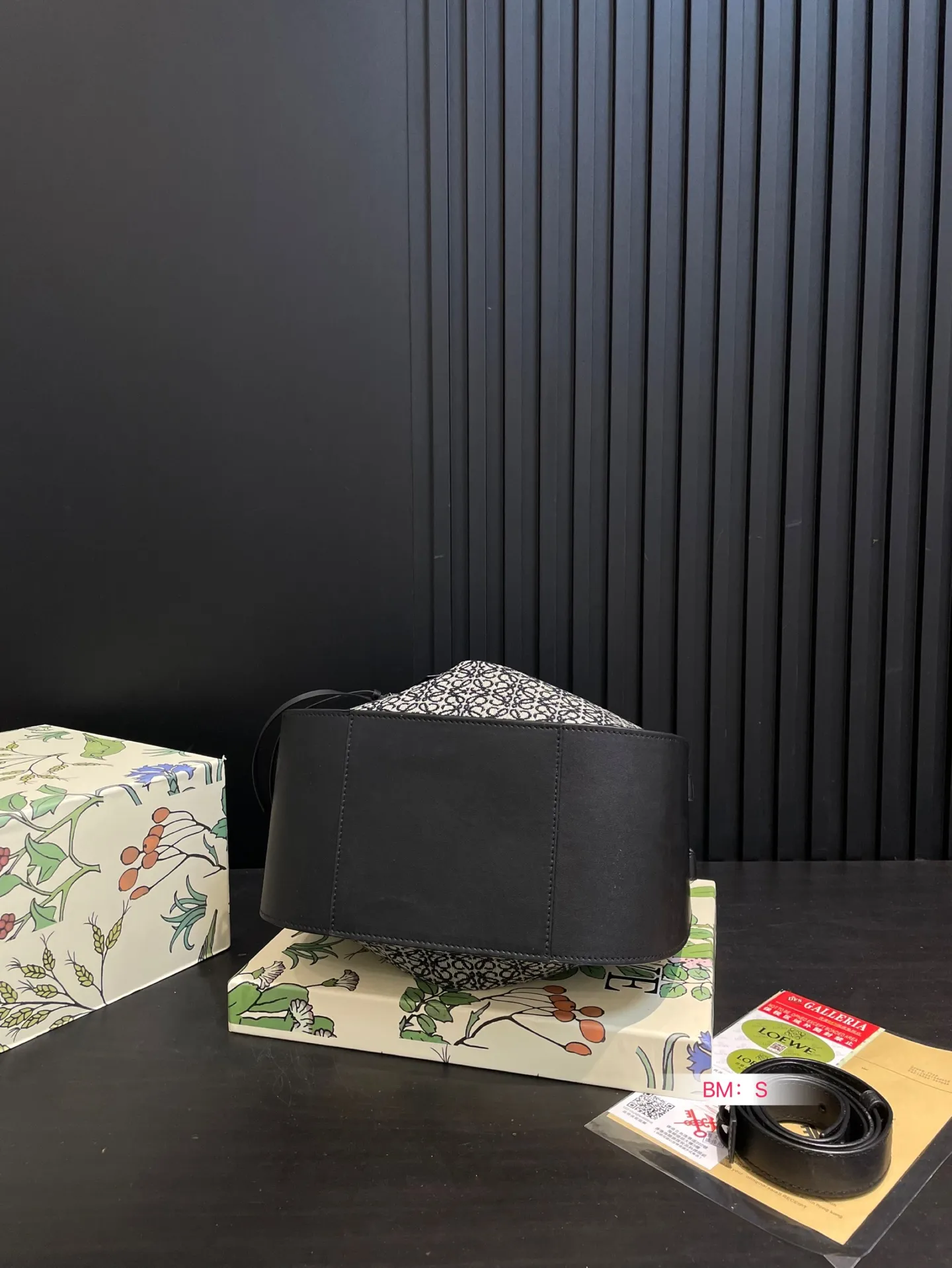 💰190 配盒 Loewe/罗意威🎒HAMMOCK吊篮水桶包，可爱暴击🔅超级Q 干净而利落的造型与背景.蕴含的优雅魅力.包包造型多变，可手提可单肩，设计简单利落 尺寸26*25cm