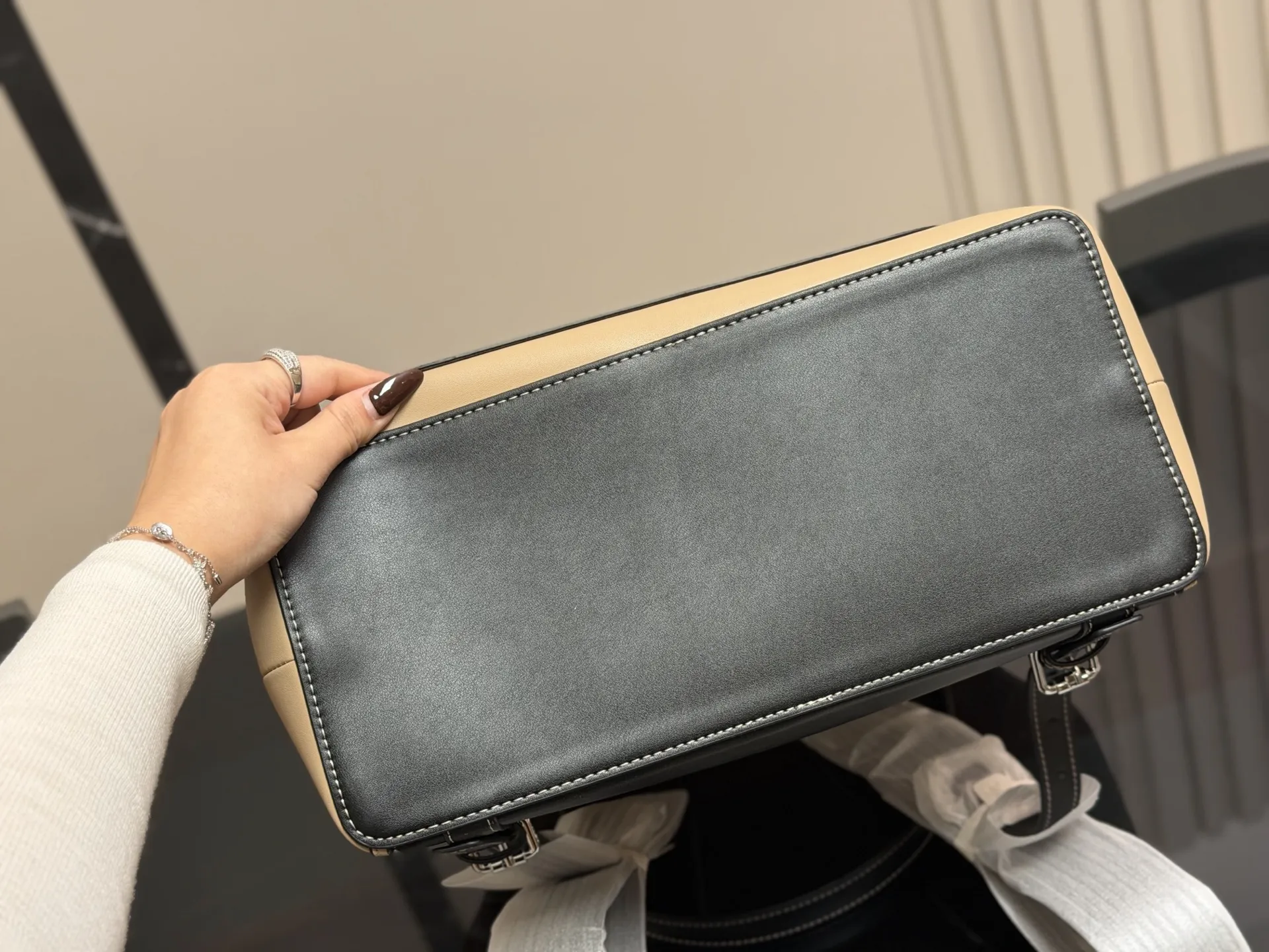 ¥180 无盒 size:33*39cm loewe 罗意威双肩包🎒 颜值很高哦! 男士双肩包…