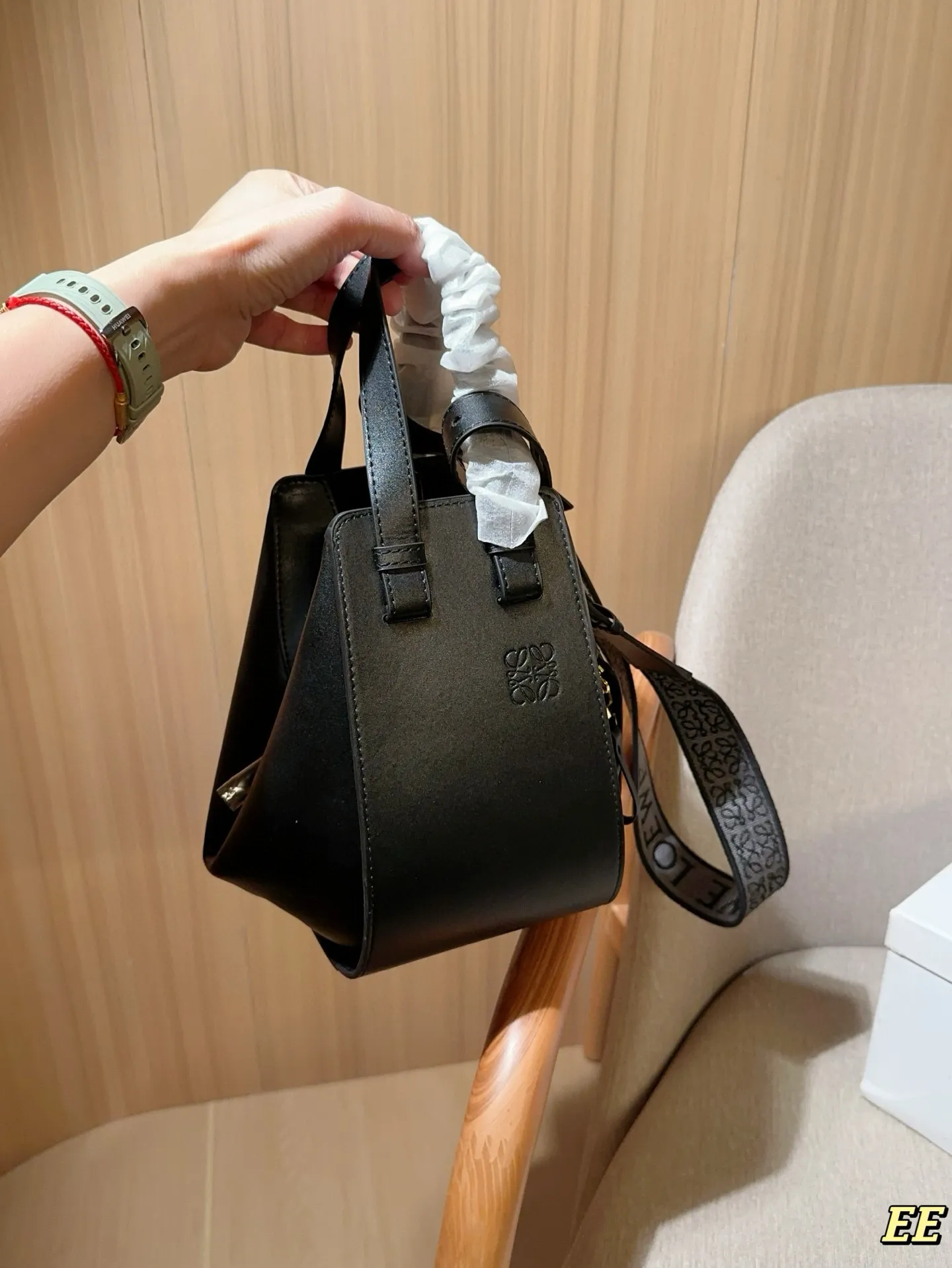 💰190 Loewe罗意威 新款的hammock 吊床包 时尚界“变形金刚” 单肩、斜挎、手拎、N种背法👜 尺寸:21×22×13 礼盒包装🎁