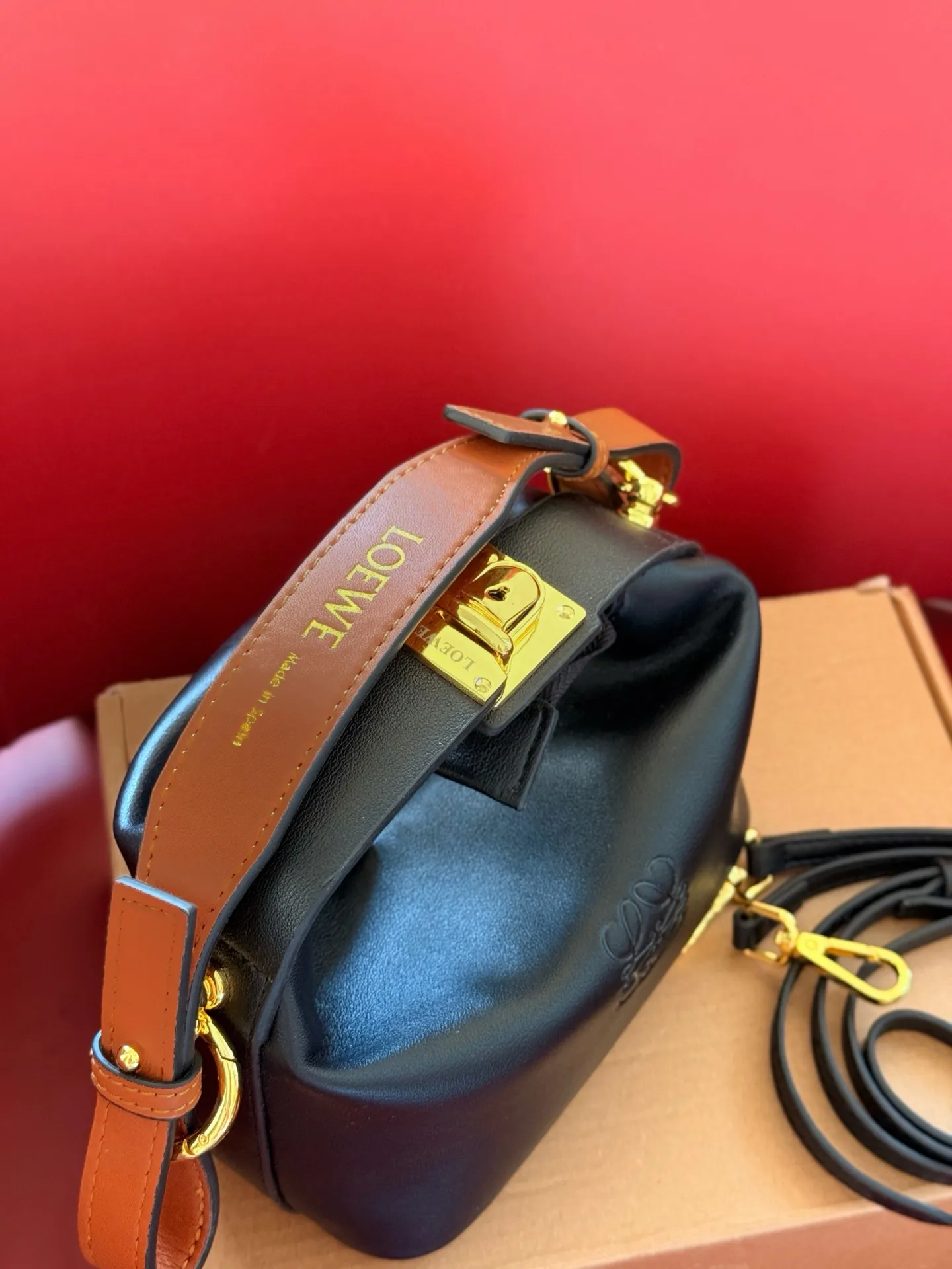 p130 礼盒包装🎁 罗意威最近超级火的便当包 最新款Loewe cubi 这个颜色最好看! 尺寸16cm 搜索🔍罗威饭盒包