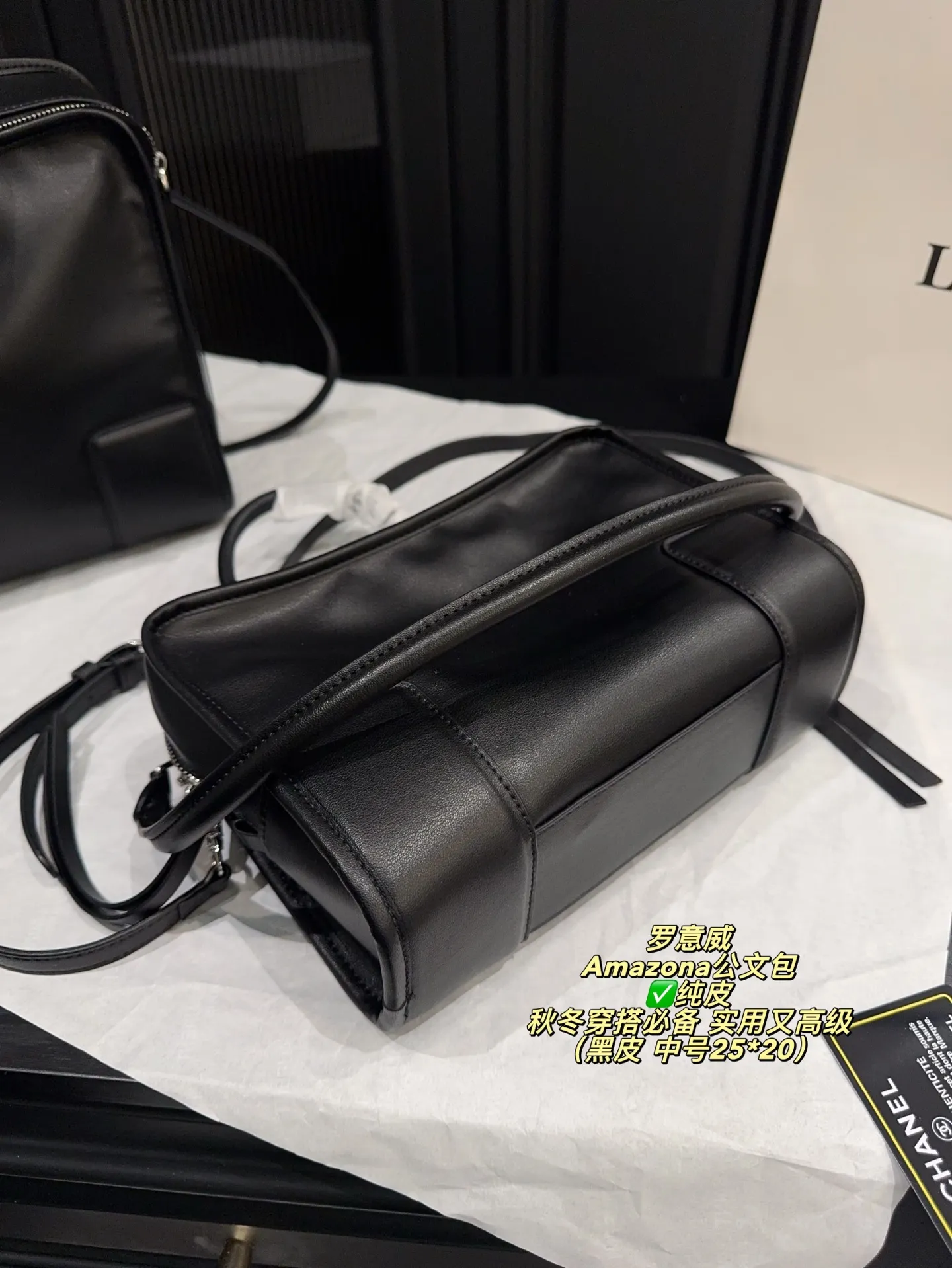 ✅纯皮大号P260无盒⚠️尺寸35*26 中号P240无盒⚠️尺寸25*20 小号P225无盒⚠️尺寸22*12 罗意威 Loewe Amazona公文包 2026春夏系列新品，采用优质牛皮，手感柔软又耐用。枕头包造型，线条流畅，简约大气，内部空问超大，通勤日常都很实用。手提＋可调节肩带，手提、单肩、斜挎随心切换，焦糖棕色超百搭，秋冬穿搭必备！延续品牌百年皮革工艺，传统与创新兼具，松弛感时髦风格，实用又高级，真的很推荐！