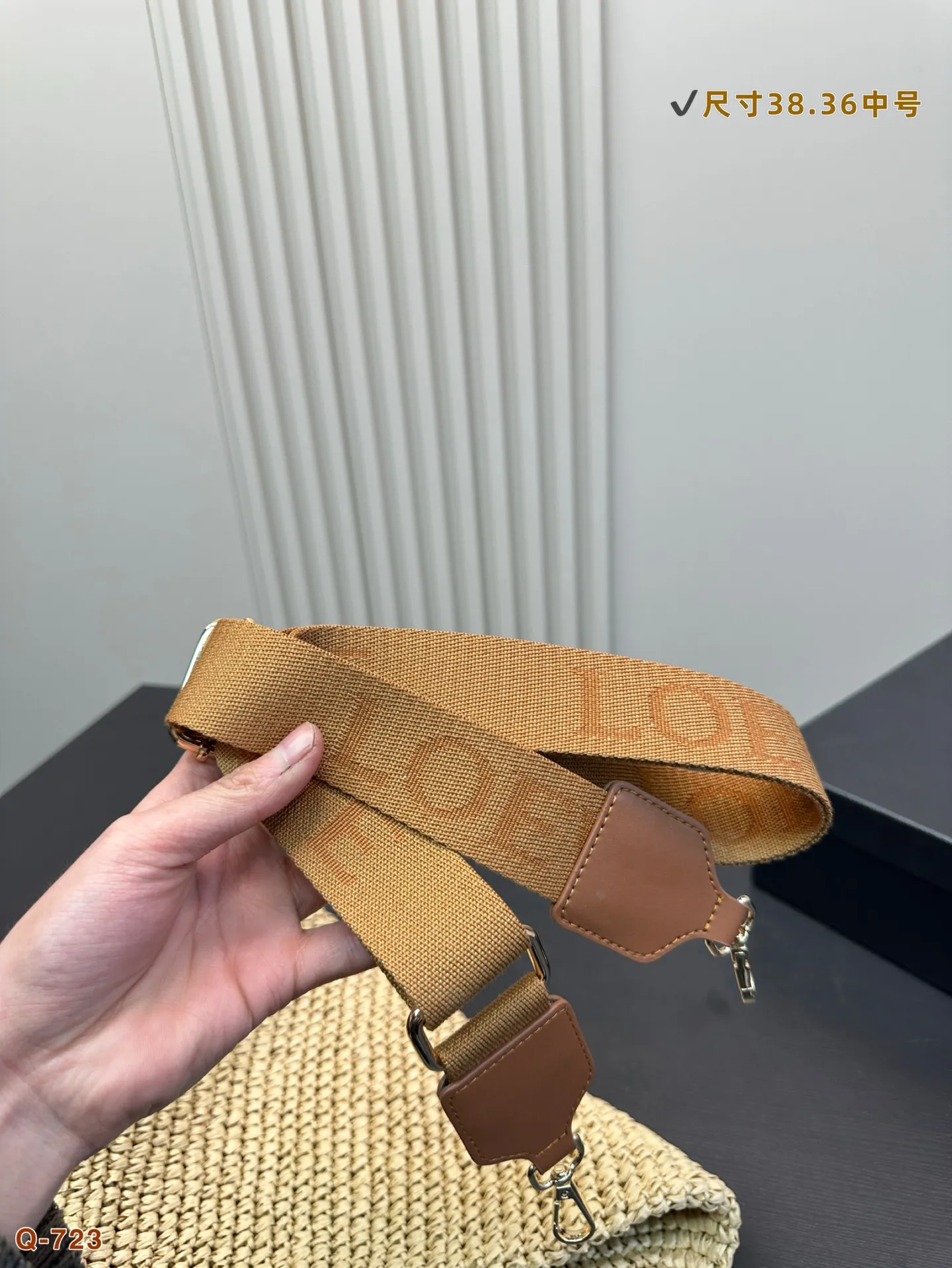 💰150 罗意威编织托特包，简单搭配的包袋，非常大气。 搭配衣服也是毫无难度。尺寸：38.36