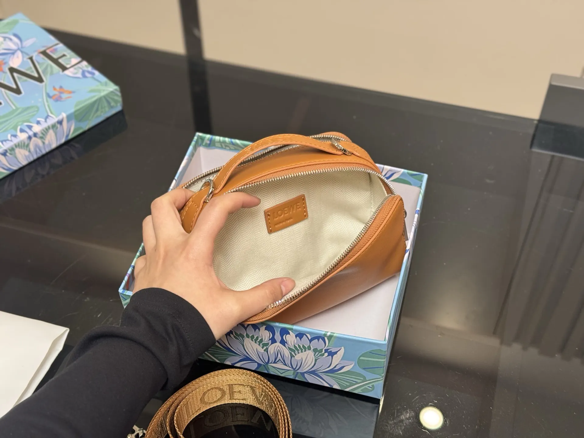 &yen;170 配盒 size：18.13cm Loewe Hammock 男女同款！ 罗意威 相机包超可爱 看预告就喜欢的要命， 特别可爱， 皮质也很好 摸起来滑滑的不会涩！