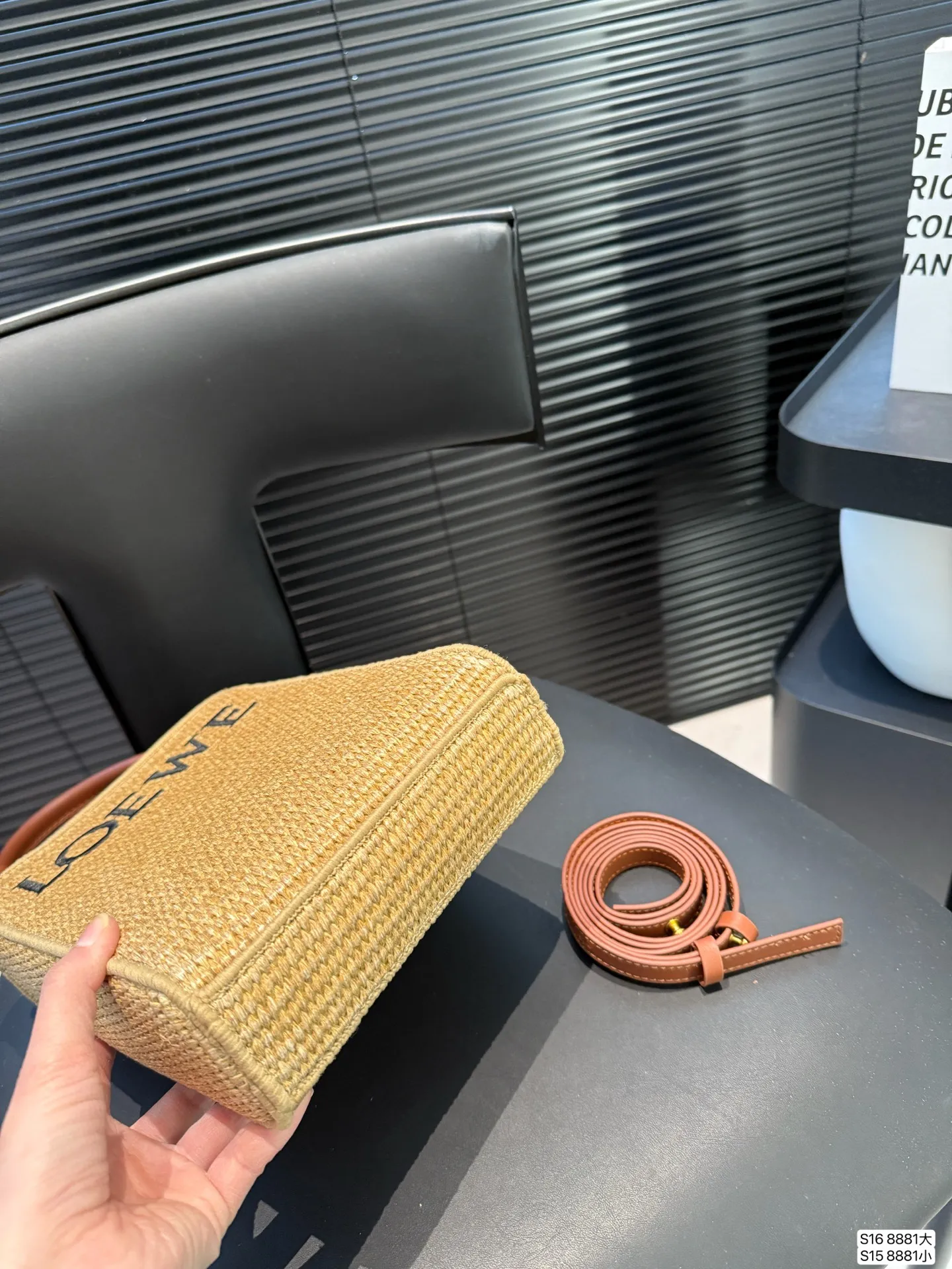 大号P130 小号P125 配盒子 罗意威编织托特包 Paulas's 1biza 夏日海岛系列推出了草编托特包包巧妙融合了托特的商务之前线条和草编的夏日风情,加上Loewe粗体大logo 真的很难不爱 尺寸大号28 36 小号17 22货号8881