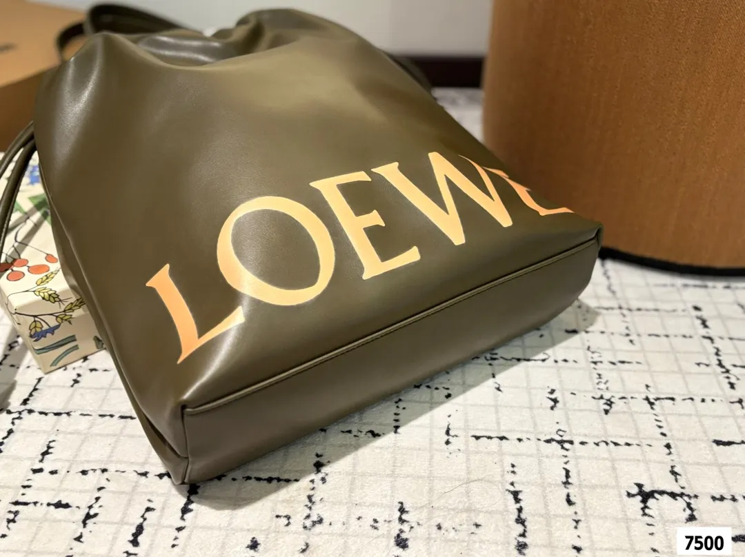 P150 配盒子 LOEWE罗意威福袋包|时尚与好运的完美邂逅 今日推荐 Flamenco LOGO Tote最近新宠 超有质感,亮眼的大字母一下就抓住眼球,时髦又吸睛。 容量超大,日常出行、通勤啥的都能轻松hold住,装电脑、文件、化妆品都没问题。 谁懂啊,拥有它真的快乐加倍!#LOEWE #罗意威 # 尺寸:35 42