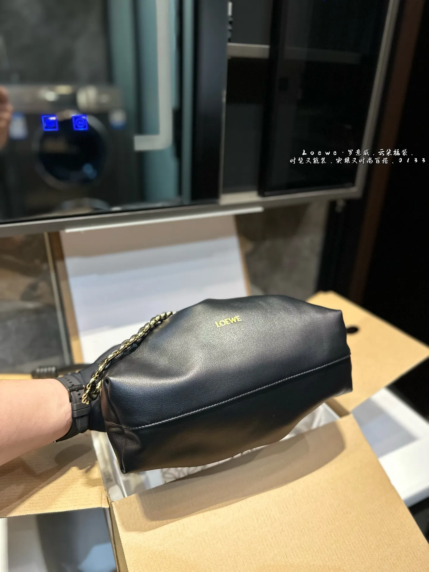 ❤️p215p185（礼盒包装）❤️ 罗意威LOEWE 链条福袋包 质感很高级 容量超级大也很耐用 日常出街背它回头率百分百 就是这种随性慵懒感尺寸：29*9*19cm 14*5*17cm