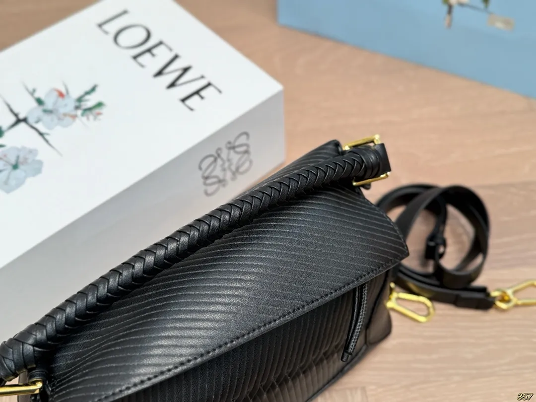 &yen;205折叠盒 罗意威loewe几何包 简约大气风格 更加轻盈 可轻松驾驭各种风格 是每个酷酷女孩必入款 尺寸：23 15