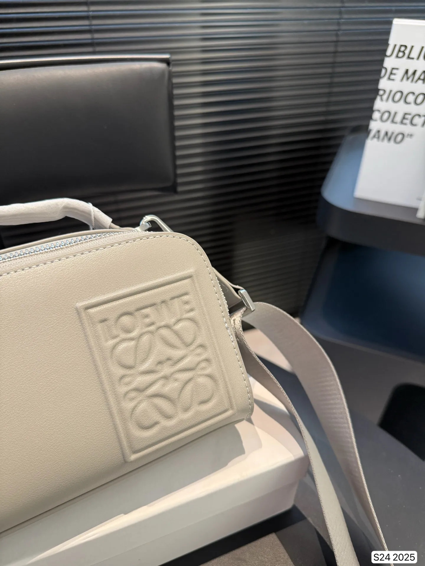 P170 配盒子 罗意威隐藏款，宝藏包包 罗意威的相机包妥妥的宝藏隐藏款 前后双容量大开口拉链可以单肩 斜挎手拎日产休闲 时尚百搭 西班牙小牛皮匠心之作万元之内的必选好物 #罗意威loewe #相机包 # 尺寸：18 13 货号2025