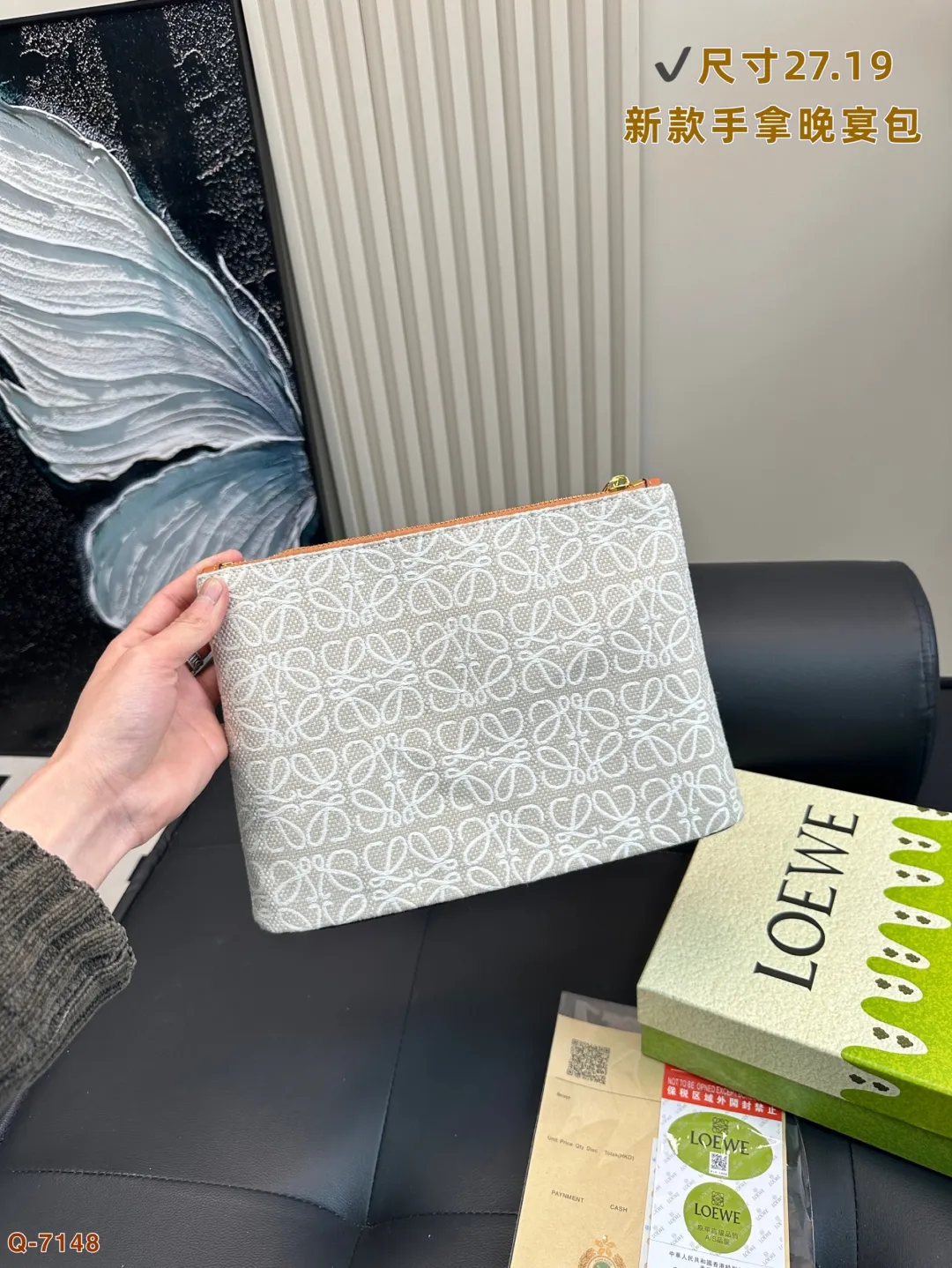 💰105 配礼盒 LOEWE罗意威新款帆布手拿包晚宴包 满logo帆布手包,加宽底座空间超大,满足日常所需~简单大方,手感超好!! 尺寸27.19