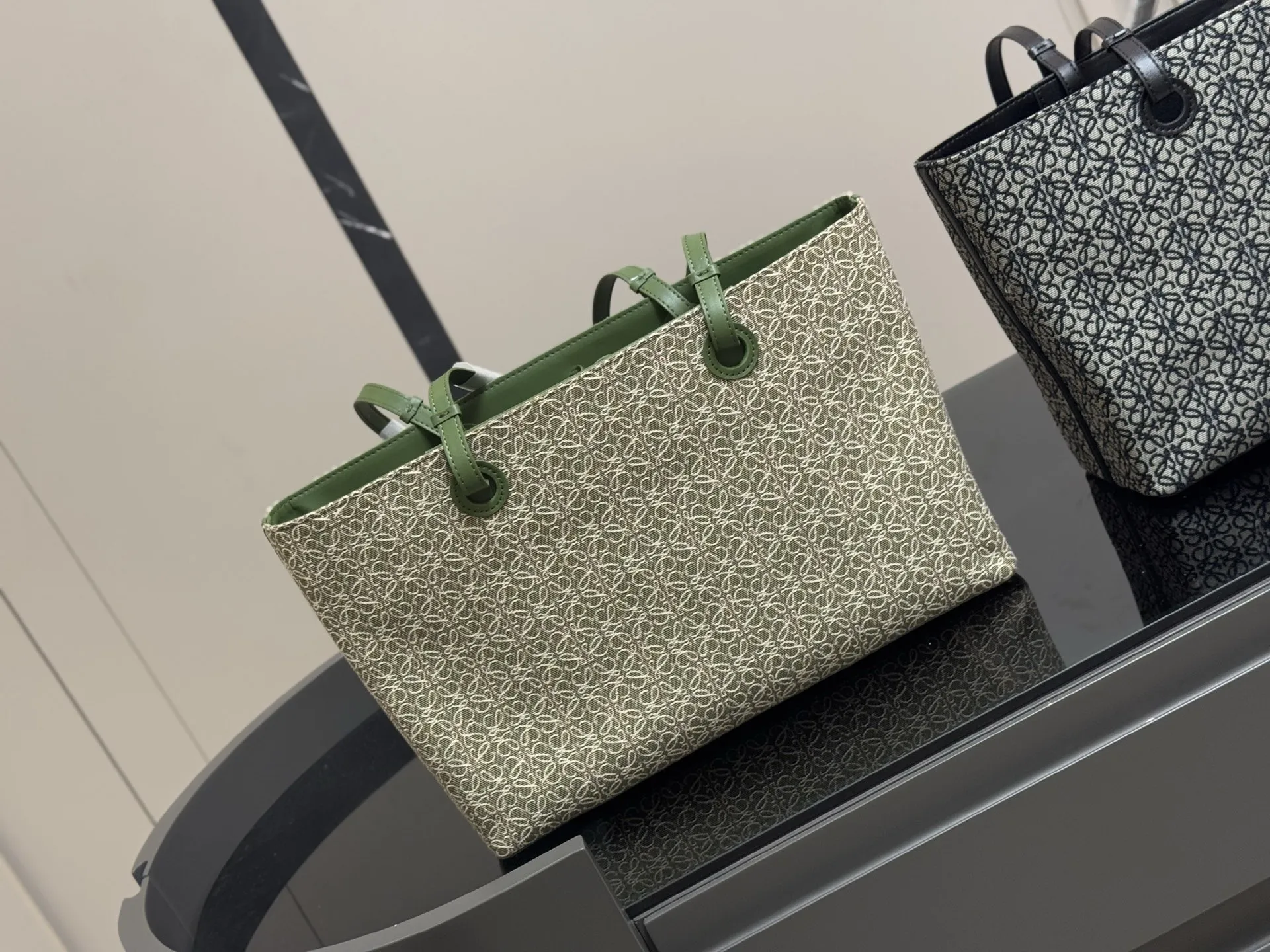 ¥155 size: 37*24cm(横) 罗意威帆布购物袋🛍️ 实物好装的一款包 最近出行都在背 皮帆布耐看有质感 它的容量很友好...