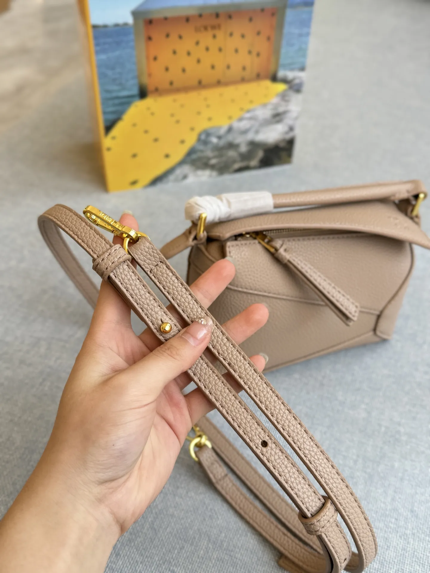 大💰160 折叠盒 小💰140 折叠盒 size：24&times;17/16&times;12 LOEWE罗意威 Puzzle 几何包/拼图包手提斜挎单肩包 焦糖色很🔥也很百搭 一年四季都可以背 低调又高级，闭眼入~ 这款自带logo的宽肩带puzzle太爱啦 妥妥时髦精一枚 满满的高级感扑面而来 经典永不过时的几何包，好心动啊