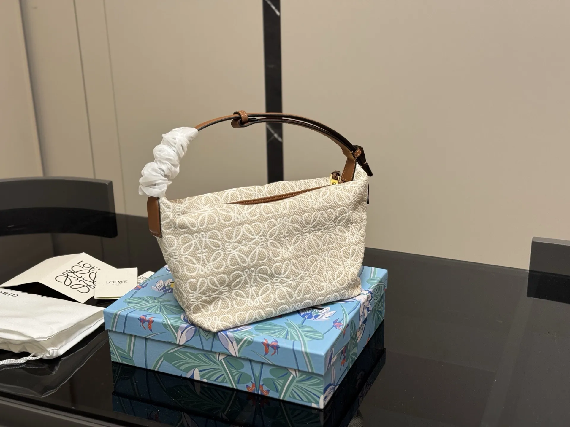 &yen;130 配盒 罗意威最近超级火的便当包 最新款Loewe cubi 提花帆布材质搭配黑色 这个颜色最好看！ 尺寸:22&times;15cm（小） 搜索🔍罗威饭盒包