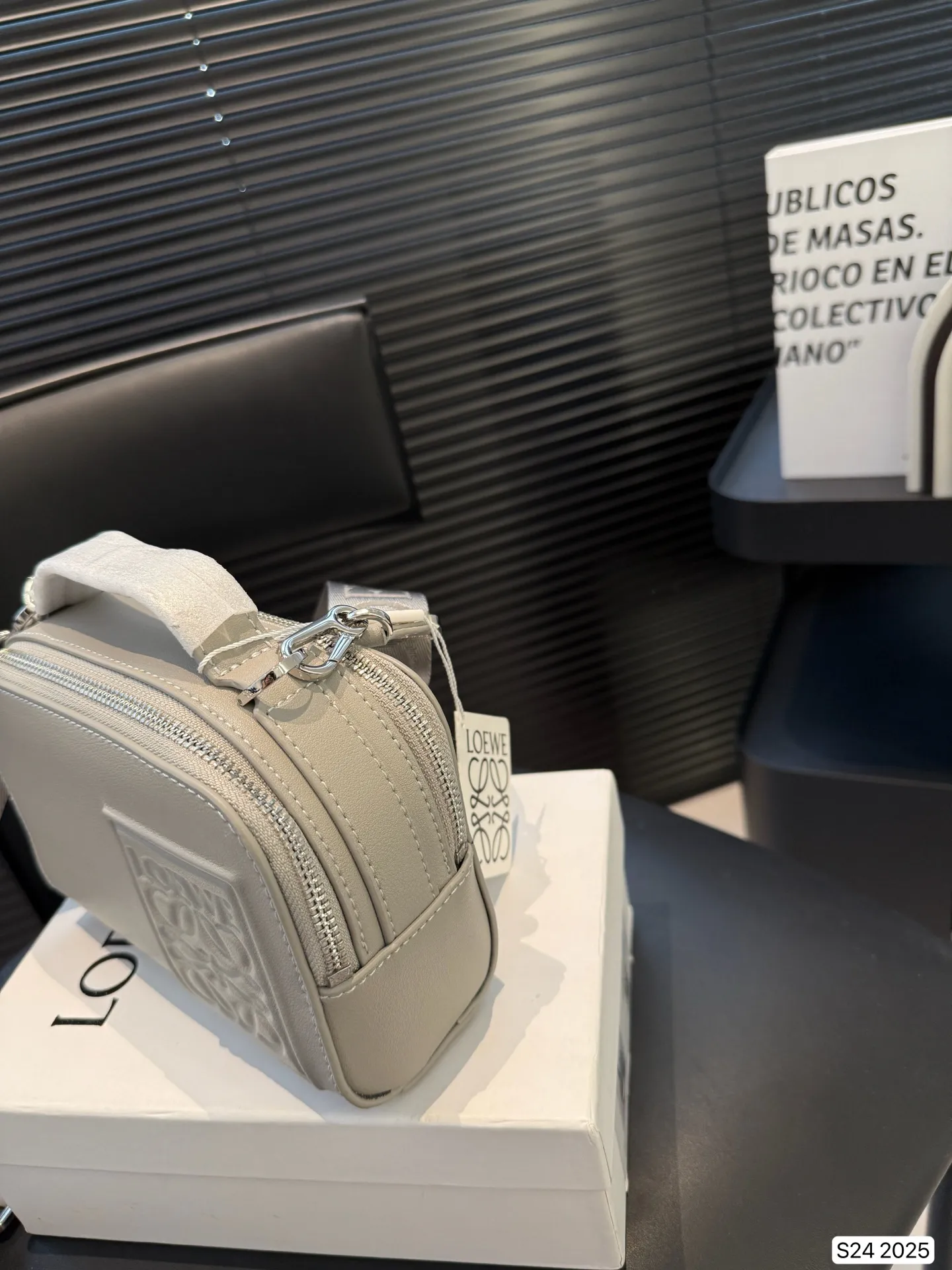 P170 配盒子 罗意威隐藏款,宝藏包包 罗意威的相机包妥妥的宝藏隐藏款 前后双容量大开口拉链可以单肩 斜挎手拎日产休闲 时尚百搭 西班牙小牛皮匠心之作万元之内的必选好物 #罗意威loewe #相机包 # 尺寸:18 13 货号2025