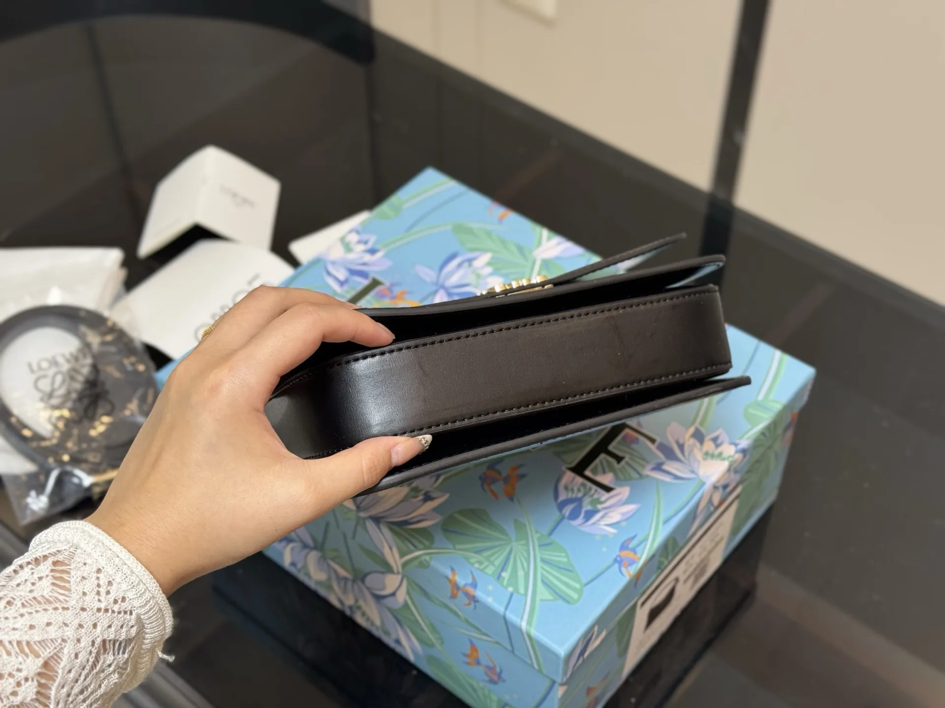 &yen;180 配盒 size：22*16cm Loewe/罗意威 新肩带很美哦！ Gate Bag 豆腐斜挎包， 感觉gate是Loewe的礼物 ！ ⚠牛皮皮质！