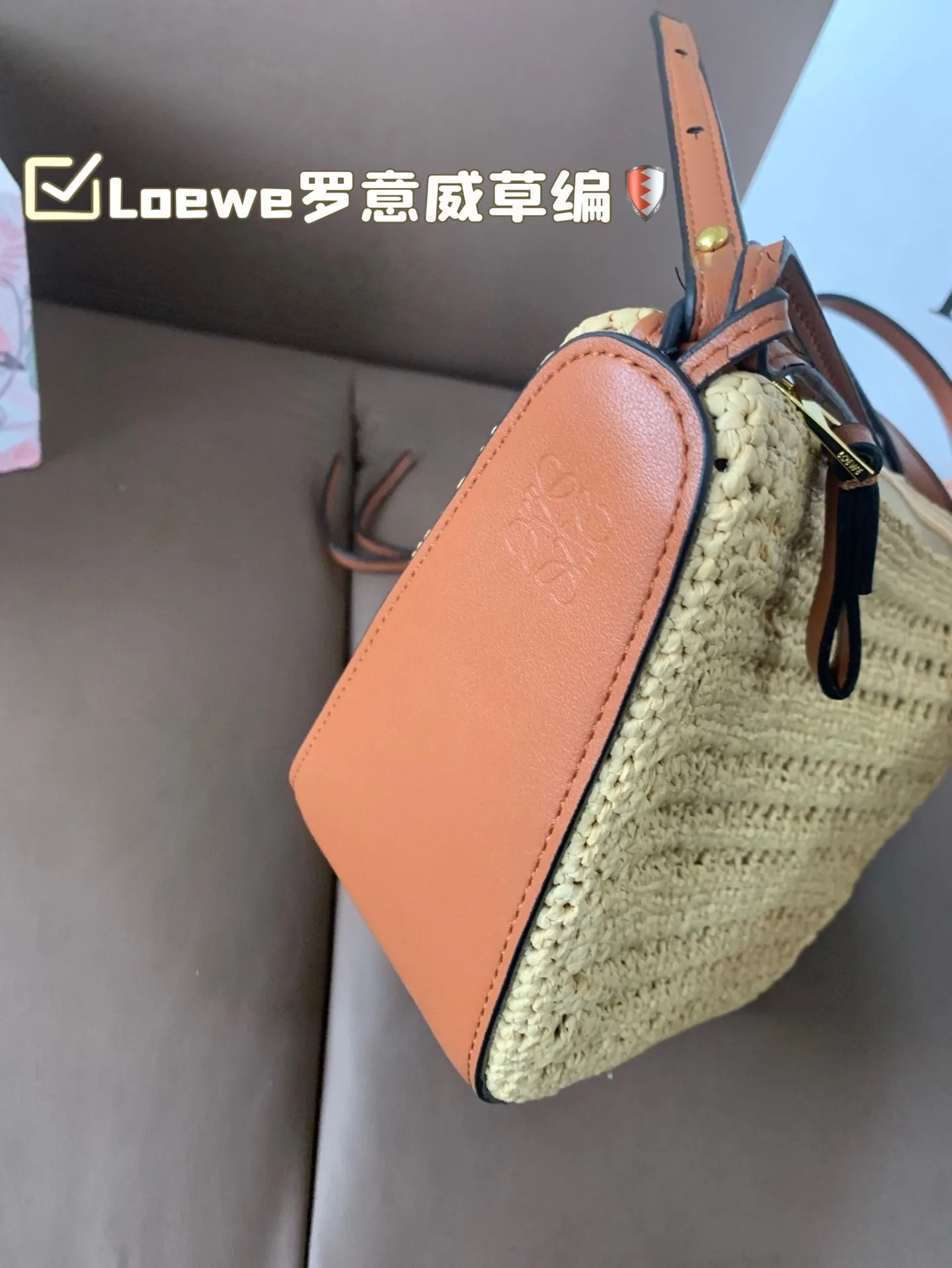 P180 Loewe罗意威草编 好适合夏天 自带一根腋下的肩带和一根斜挎长肩带 非常滴实用 尺寸18×16折叠盒