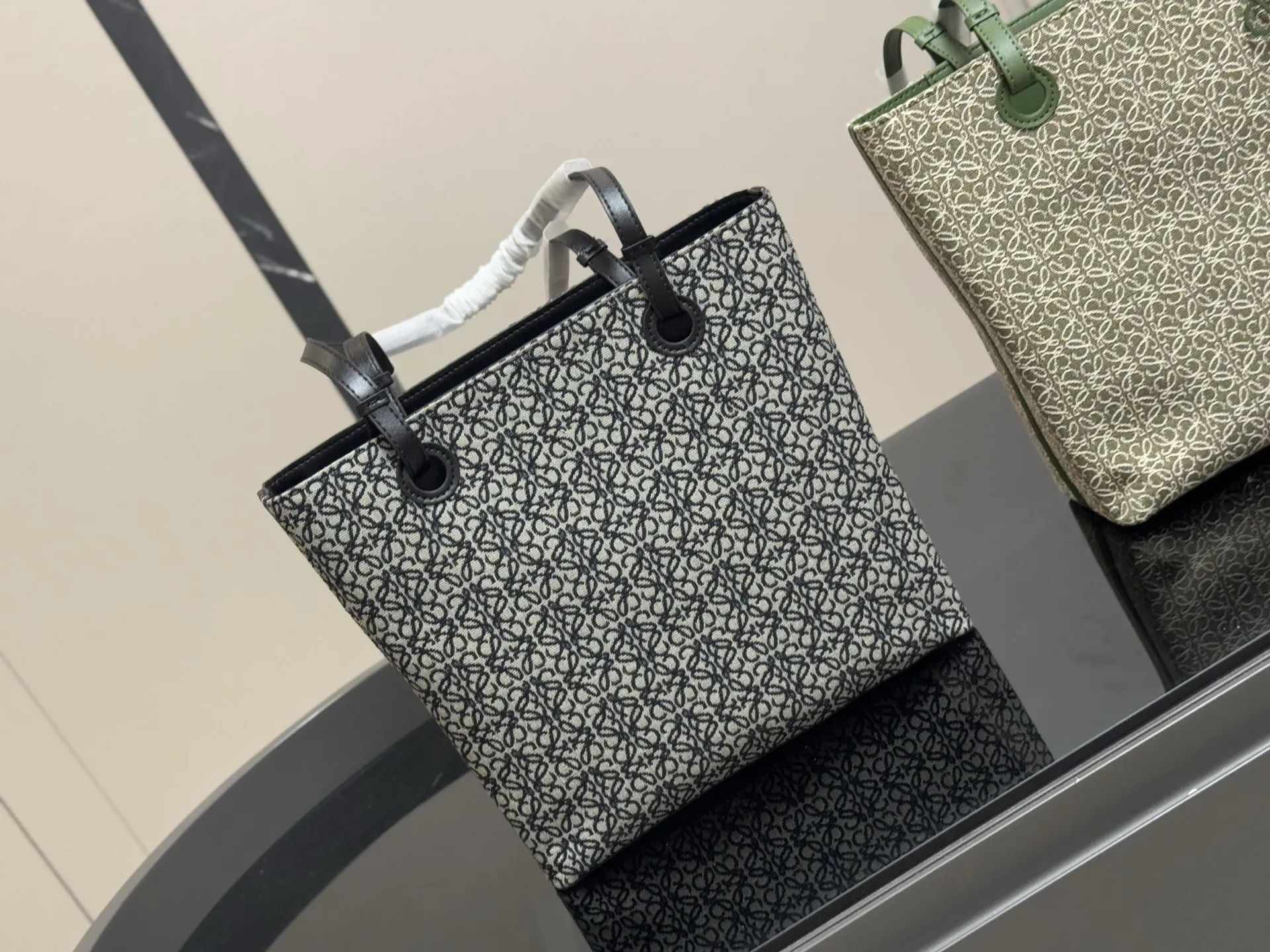 &yen;150 size：29*28cm（立） 罗意威帆布购物袋🛍️ 实物好装的一款包 最近出行都在背 皮帆布耐看有质感 它的容量很友好...