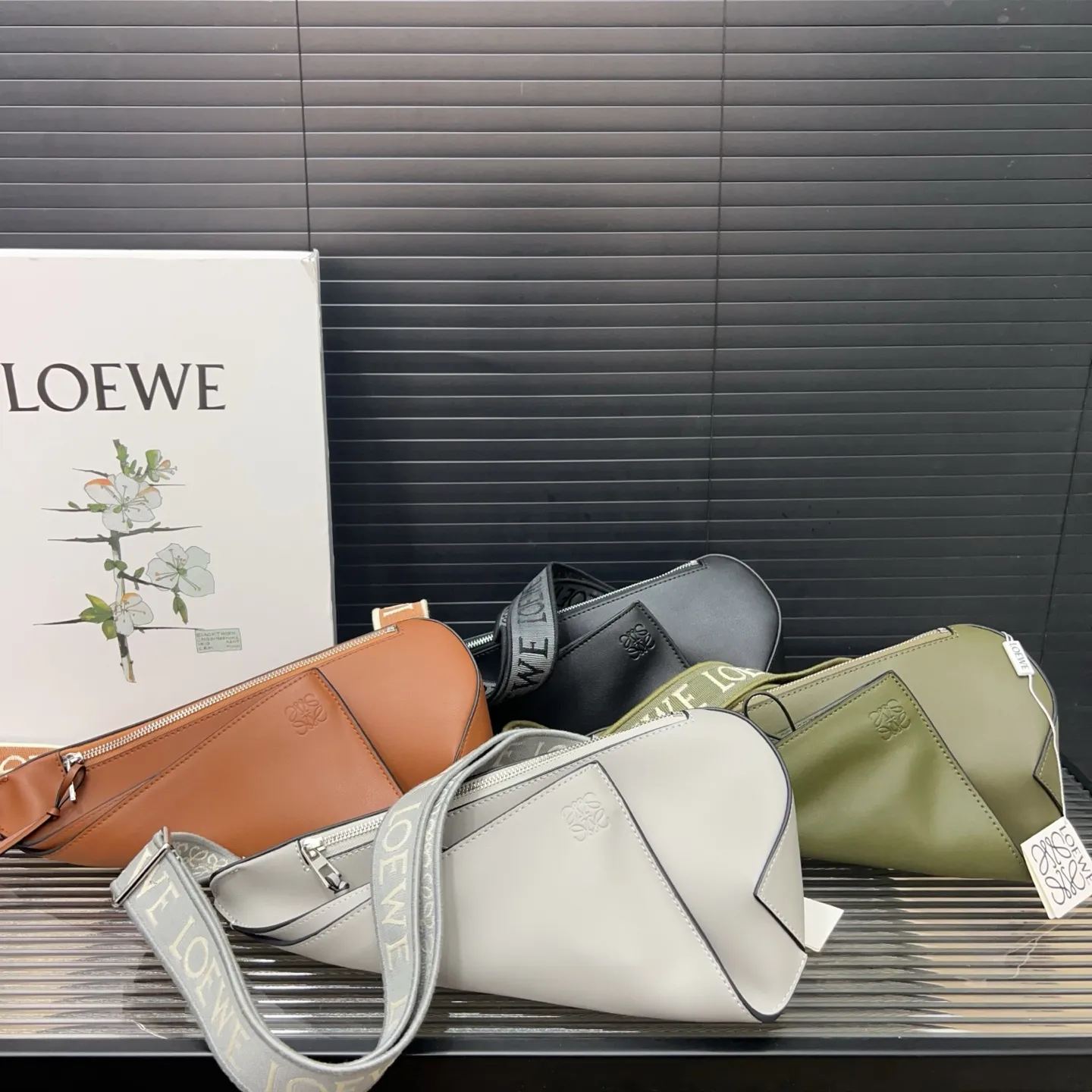 P255 LOEWE 罗意威 Anton Sling 银色配件装饰 小牛皮 胸包 牛皮单肩包斜挎包 经典百搭 实物拍摄 原厂原版面料 配送防尘袋 配盒 18 x 33 cm。