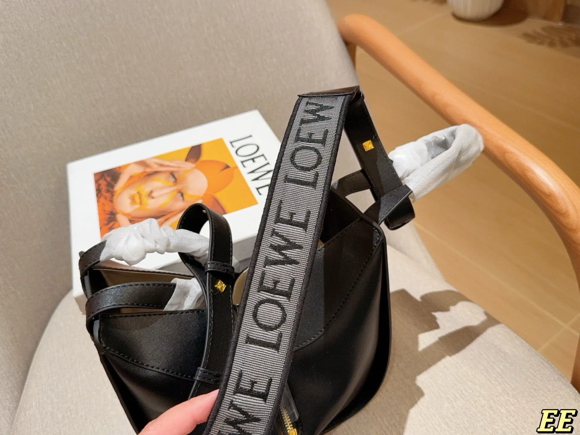 💰190 Loewe罗意威 新款的hammock 吊床包 时尚界&ldquo;变形金刚&rdquo; 单肩、斜挎、手拎、N种背法👜 尺寸：21&times;22&times;13 礼盒包装🎁