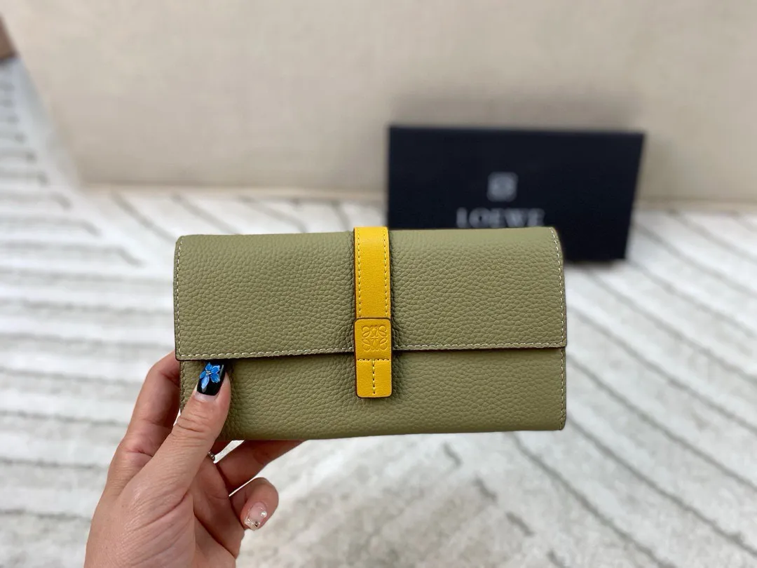 p110/p100 配盒🎁 Loewe罗意威钱包 设计感非常突出 简约又大气 经典小牛皮质感绝了～手感柔软 让人爱不释手！尺寸：长19*10.5/短11*9.5
