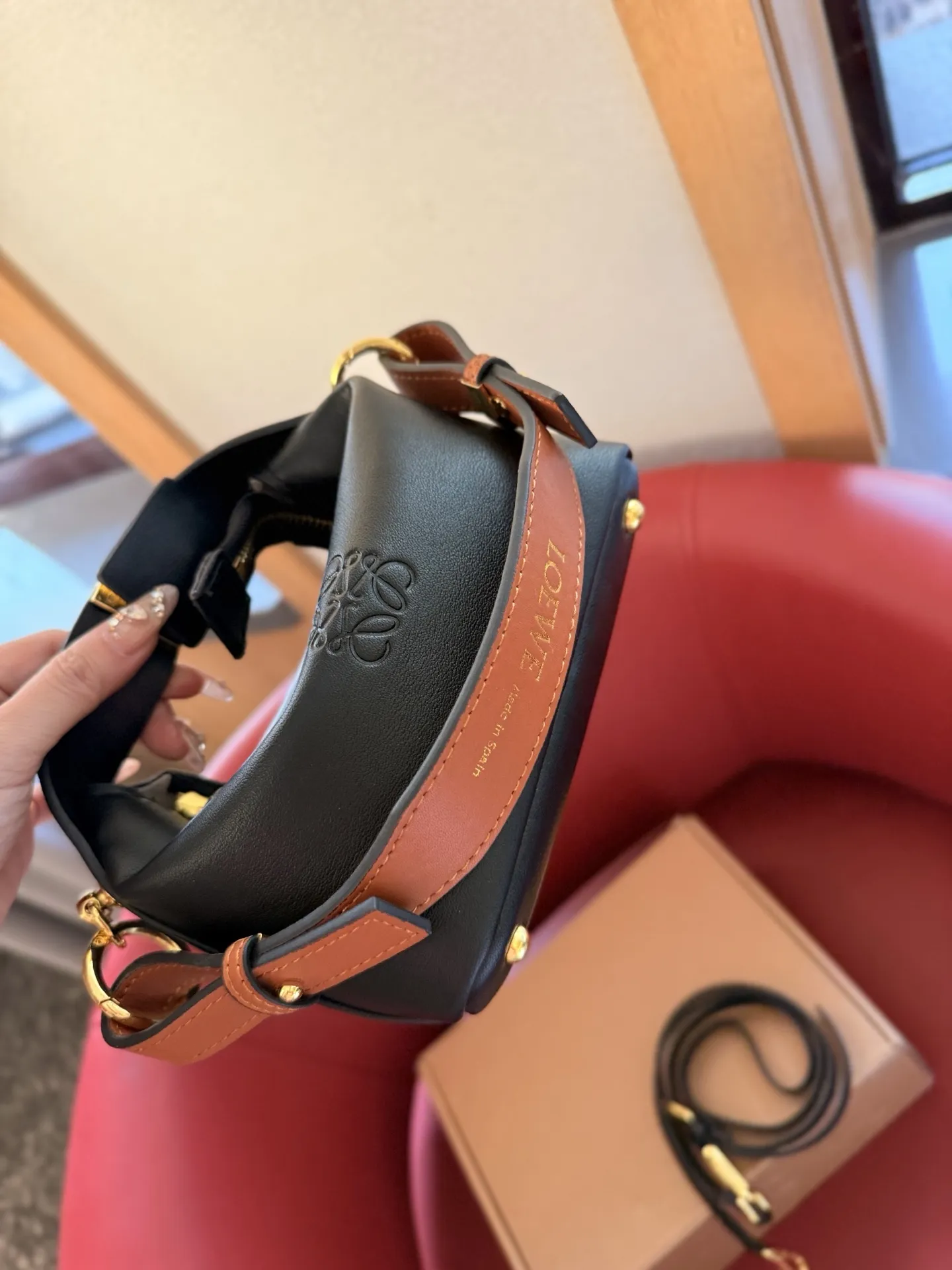 p130 礼盒包装🎁 罗意威最近超级火的便当包 最新款Loewe cubi 这个颜色最好看! 尺寸16cm 搜索🔍罗威饭盒包