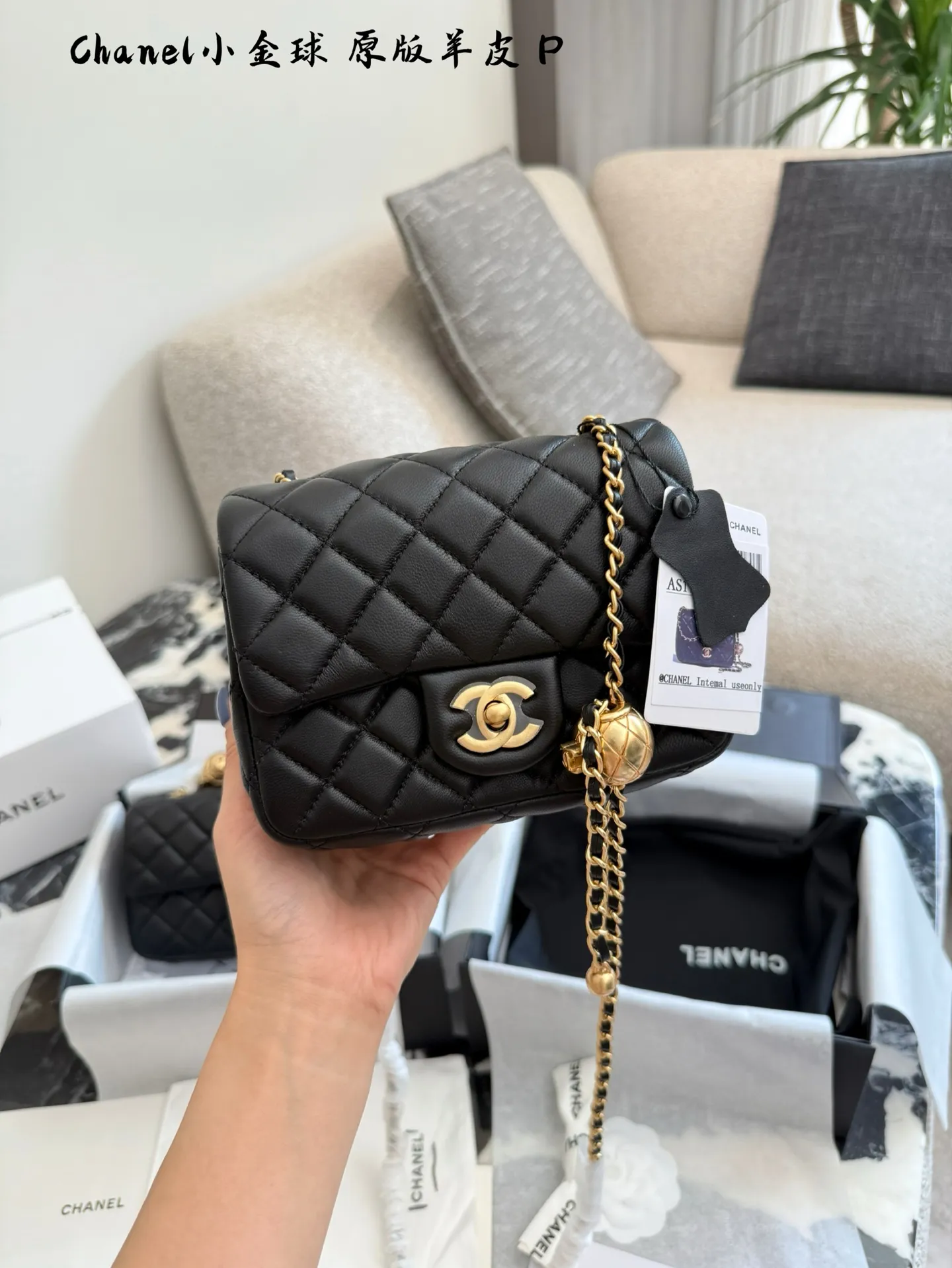 p220p225 羊皮 金球方胖子 &ldquo;New Arrival&rdquo; 最美金球方胖子人间香奈儿 白富美小姐姐必备款 ■单独夸最让人挪不开眼 就是小金球了太高级~ 今年的新款小香包链条可以调节 这一点太人性化了不管是高个子还是小个子圈都可以驾驭 #Chanel小金球 17cm20cm