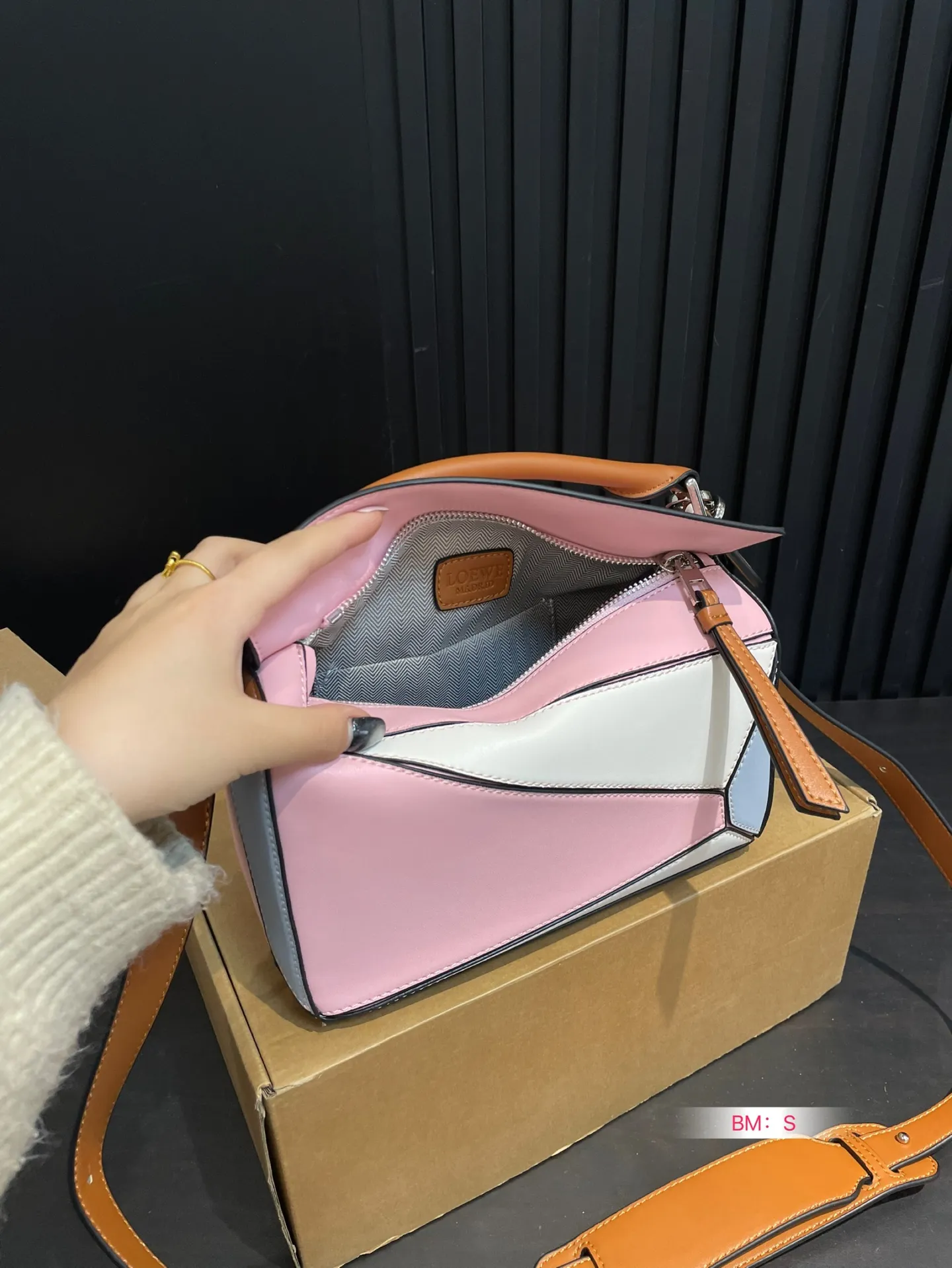 💰165 配盒 loewe 几何包puzzle 真心是不能错过的， ⚠️牛皮品质🐂！ 完全hold住！ 罗意威|一根完美的肩带 尺寸：24*15