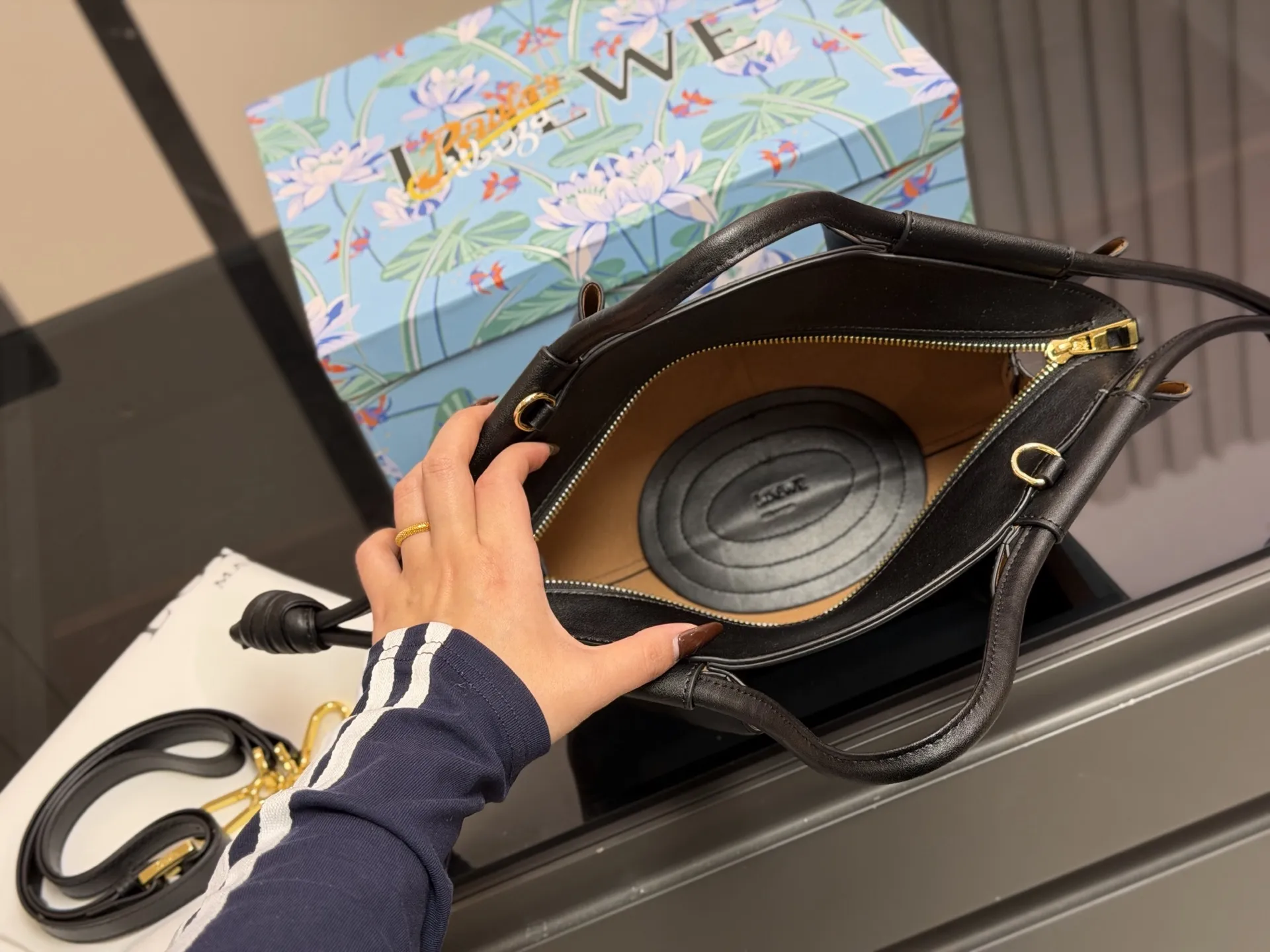 ¥180 配盒 Loewe罗意威新款Paseo饺子包 做工精致廓形简洁优雅, 带来了柔软和超轻盈的独特复褶构造。 采用闪亮纳帕牛皮革制成。 *手拿或肩背*可拆卸和可调节肩带* 顶部隐形拉链*金色绒面革衬里*烫金。 尺寸:25.18cm