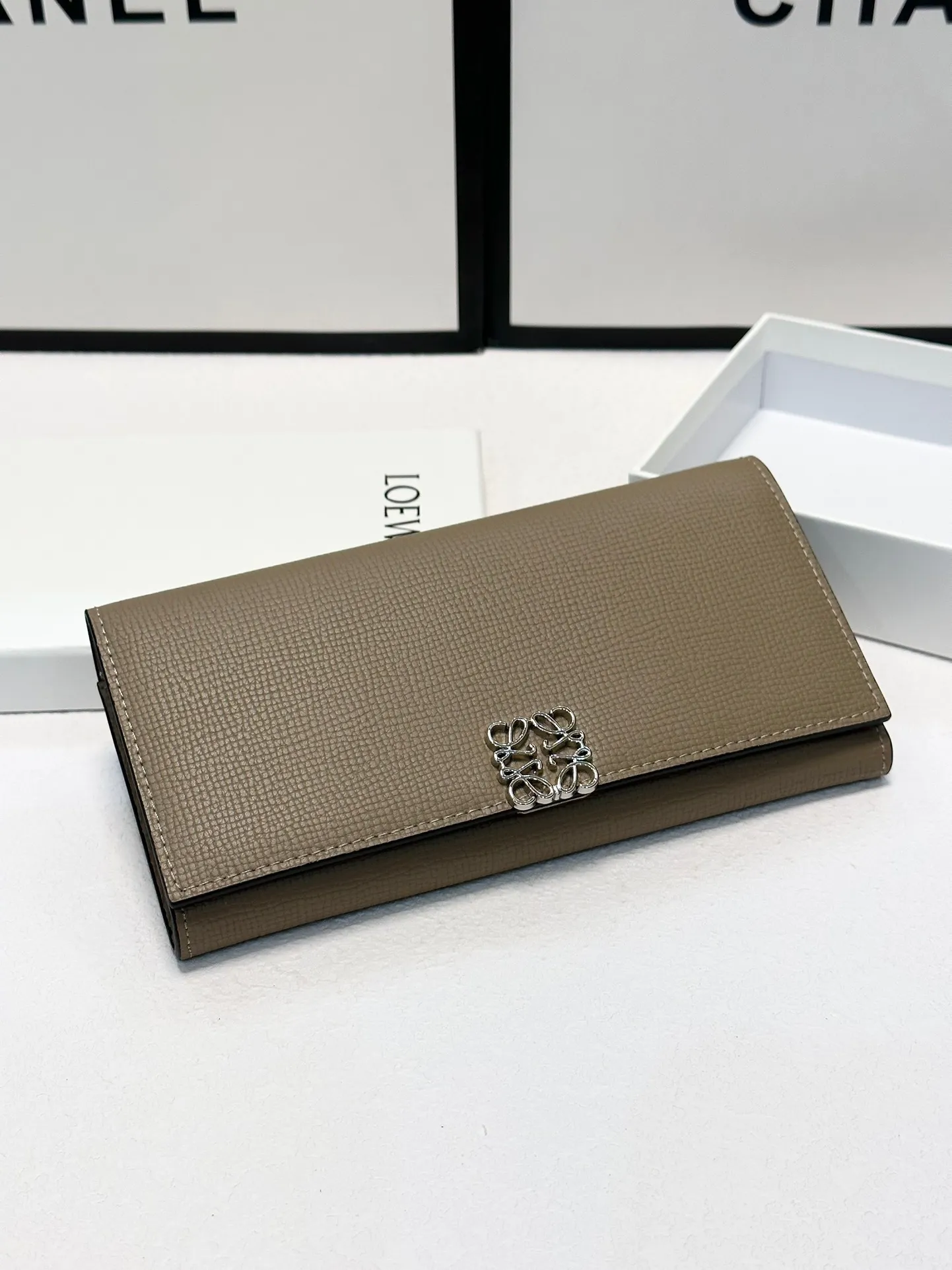 P125🎀🎀颜色 大象灰 黑色 灰白 土黄色 🎀尺寸 19x10🎀罗意威爆款牛皮长款钱包🔥款式经典做工精细耐磨耐用手感极佳❤️