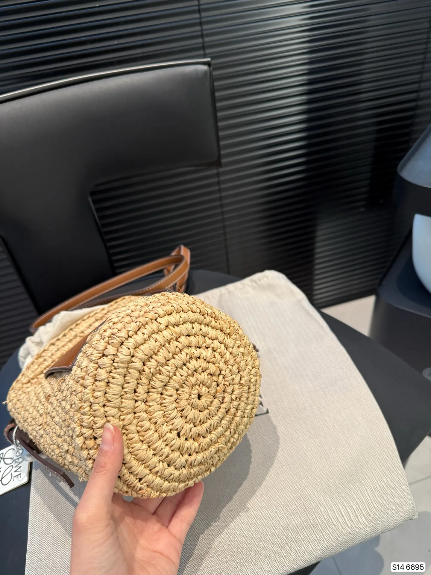 P120 罗意威编织购物袋 手感和视觉效果是一样的 包型更是完美,随意搭配!尺寸14 21 货号6695