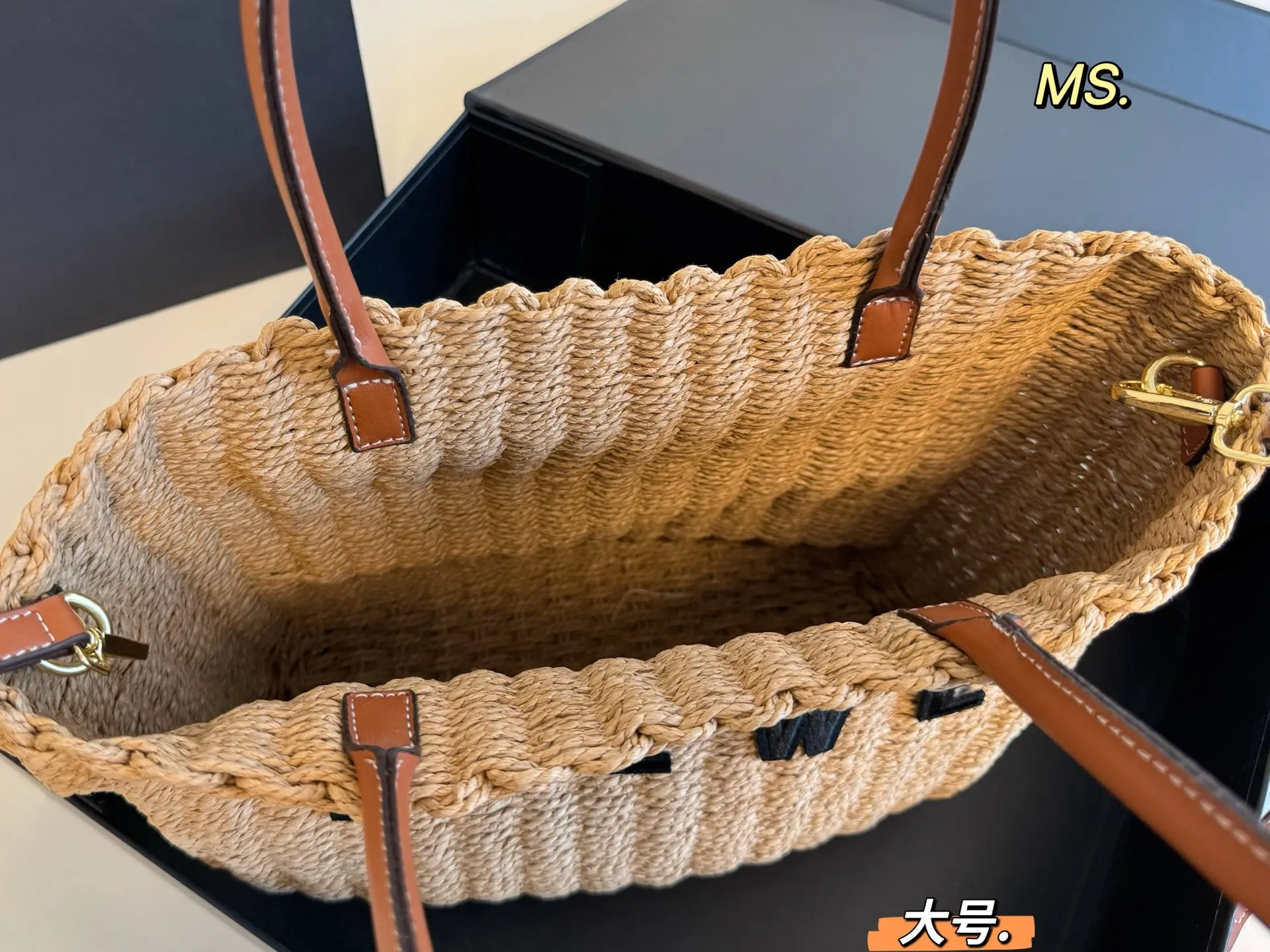 P95大号 （飞机盒） size：27&times;27大号 LOEWE 罗意威新款草编琴谱托特包💕 柔软拉菲草编织成立体包型， 一眼爱上，氛围感绝了👍 柔软又🈶️韧性，质感满🈵️ 既能度假🏖，又能通勤！