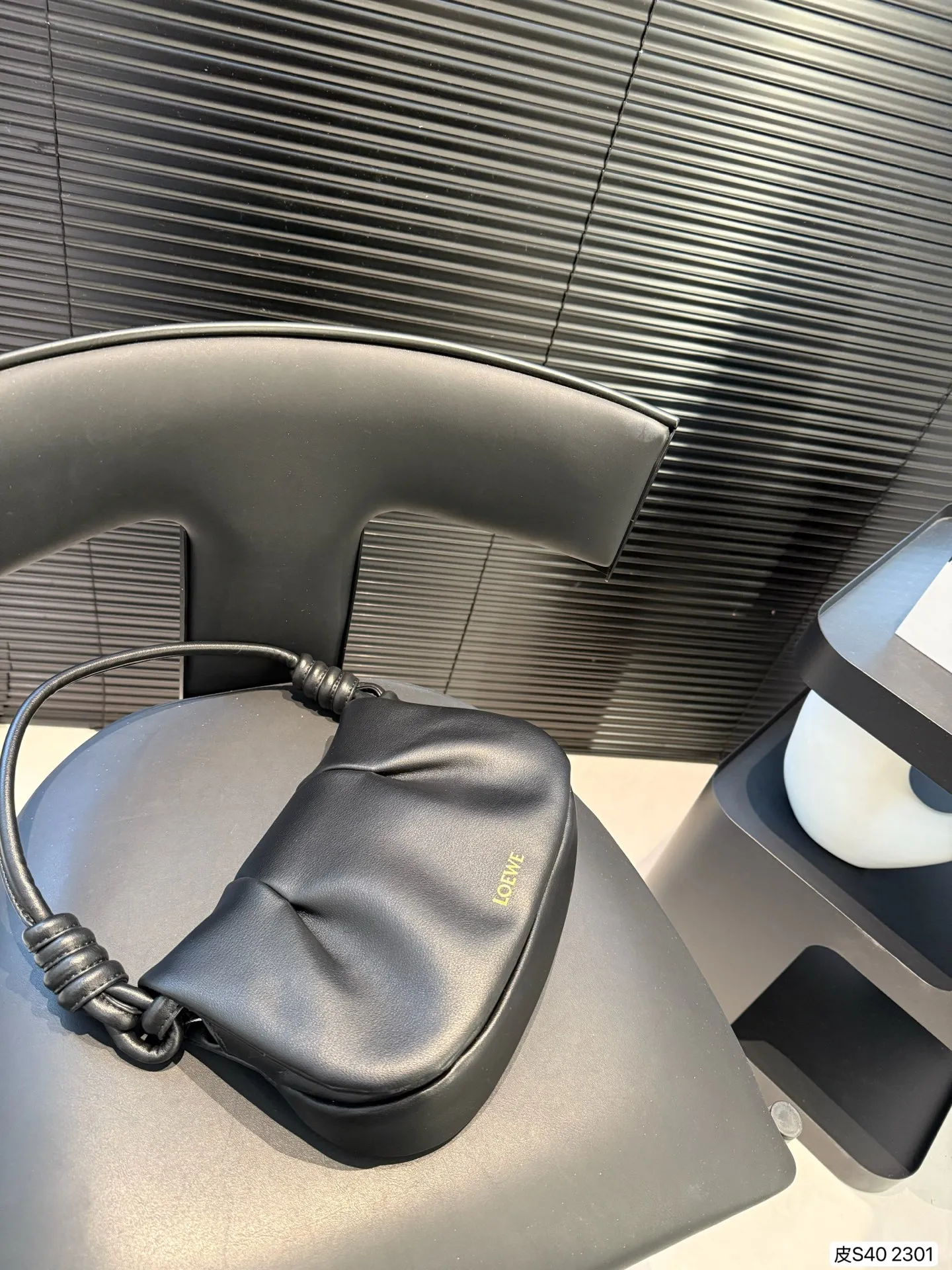 P250 纯皮罗意威腋下包 LOEWE 手拿包来给做一个搭配吧～ 小巧精致的同时容量也很够日常出街聚会带它柔软轻便 极简主义 洋溢着新鲜和时髦的气息漫步街头总会感到松弛和自在 尺寸：24 19 货号2301