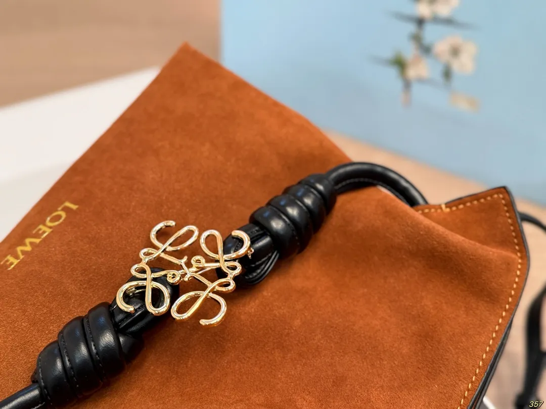 &yen;185折叠盒 罗意威 LOEWE flamencures福袋 舒适与精致并存 简洁大方 却又不失小心机 轻松朾造优雅通勤穿搭 尺寸30 20