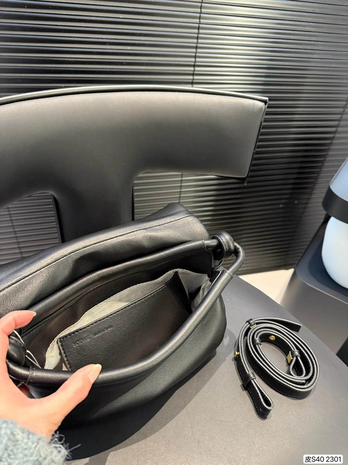 P250 纯皮罗意威腋下包 LOEWE 手拿包来给做一个搭配吧~ 小巧精致的同时容量也很够日常出街聚会带它柔软轻便 极简主义 洋溢着新鲜和时髦的气息漫步街头总会感到松弛和自在 尺寸:24 19 货号2301