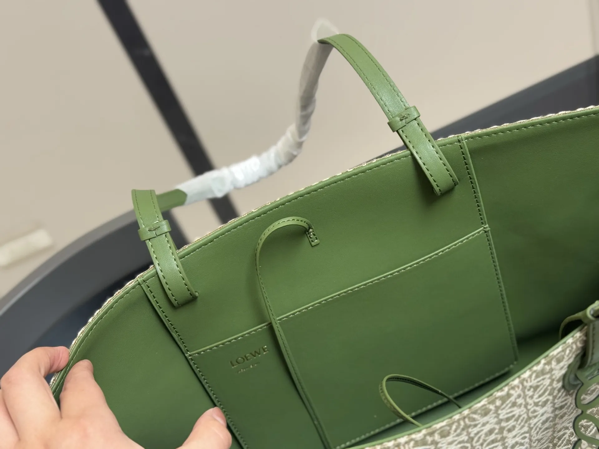 ¥155 size: 37*24cm(横) 罗意威帆布购物袋🛍️ 实物好装的一款包 最近出行都在背 皮帆布耐看有质感 它的容量很友好...