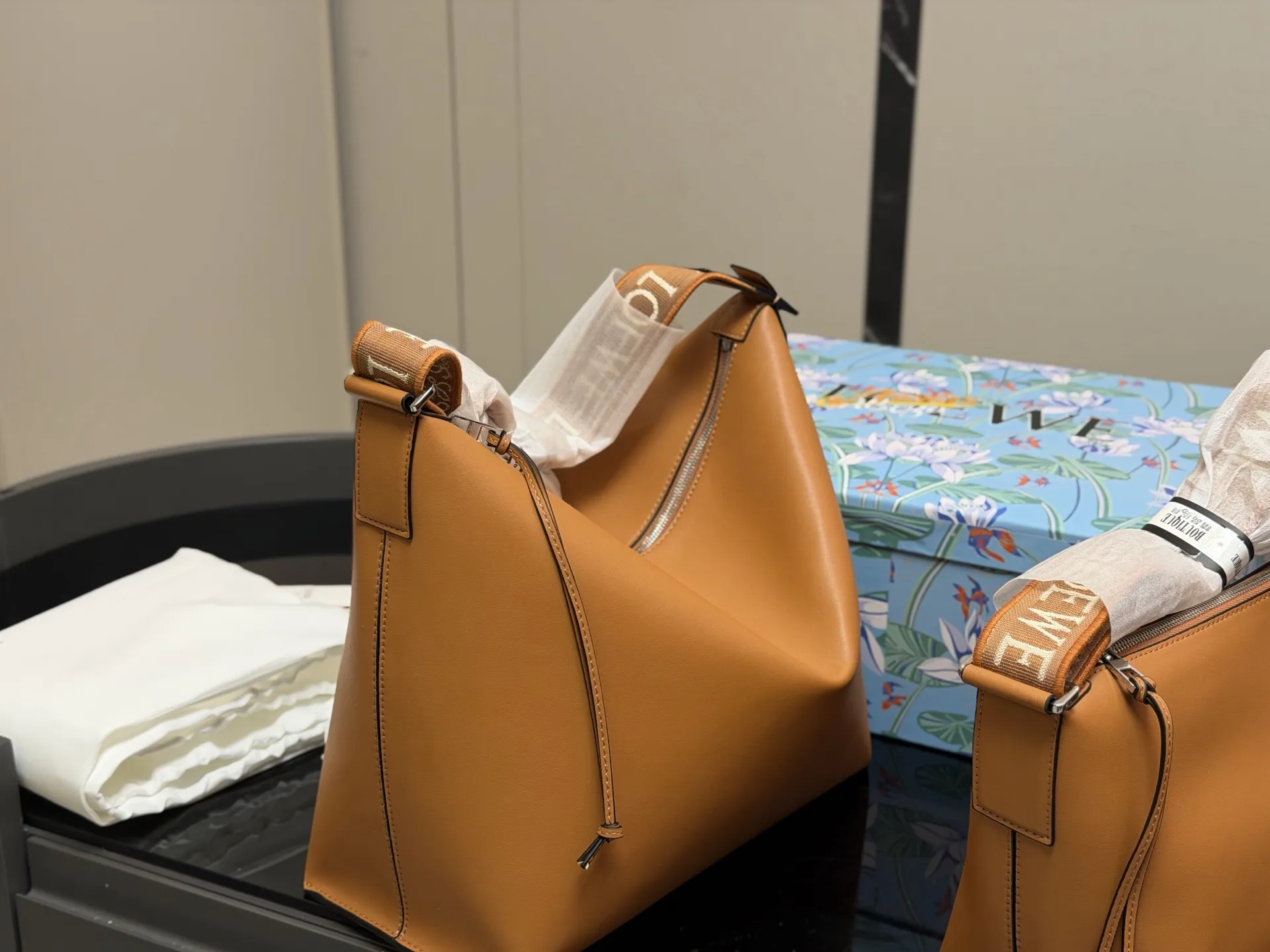 &yen;185 &yen;205 配盒 Loewe LOEWE/罗意威 牛皮cubi单肩包斜跨 loewe家比较低调的一个款式 小牛皮皮质超柔软自重又很轻 而且容量很大肩带可以调节能单肩斜挎 尺寸:21.22cm 33.29cm