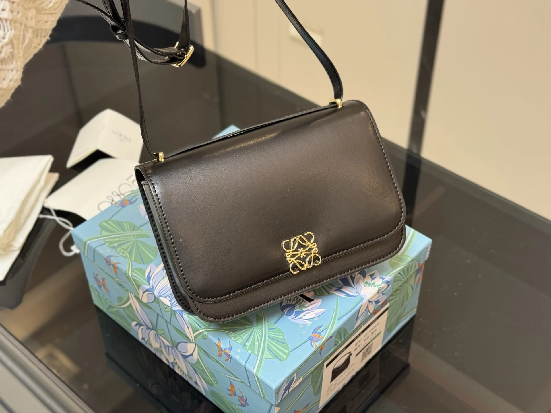 ¥180 配盒 size:22*16cm Loewe/罗意威 新肩带很美哦! Gate Bag 豆腐斜挎包, 感觉gate是Loewe的礼物 ! ⚠牛皮皮质!