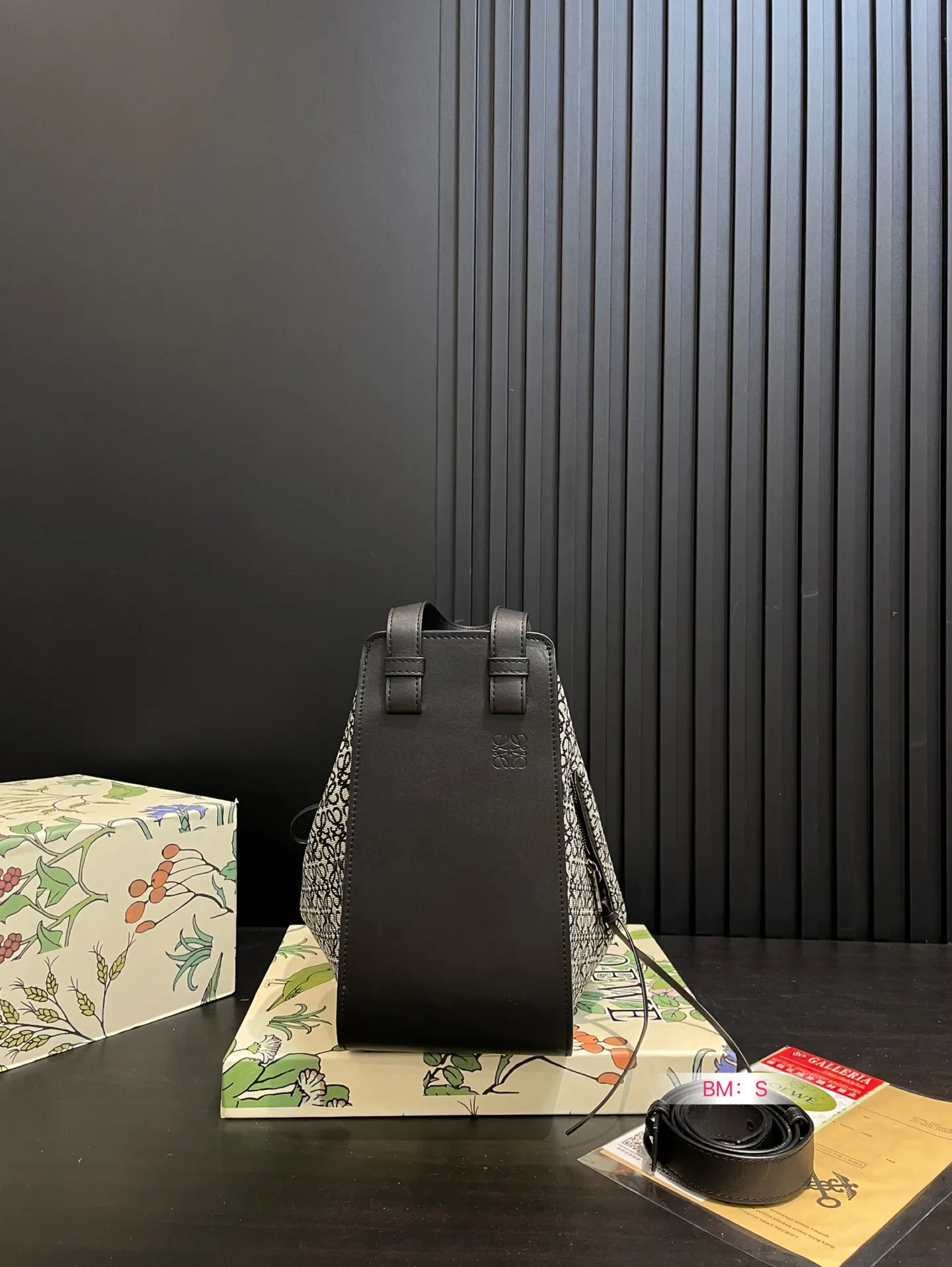 💰190 配盒 Loewe/罗意威🎒HAMMOCK吊篮水桶包,可爱暴击🔅超级Q 干净而利落的造型与背景.蕴含的优雅魅力.包包造型多变,可手提可单肩,设计简单利落 尺寸26*25cm