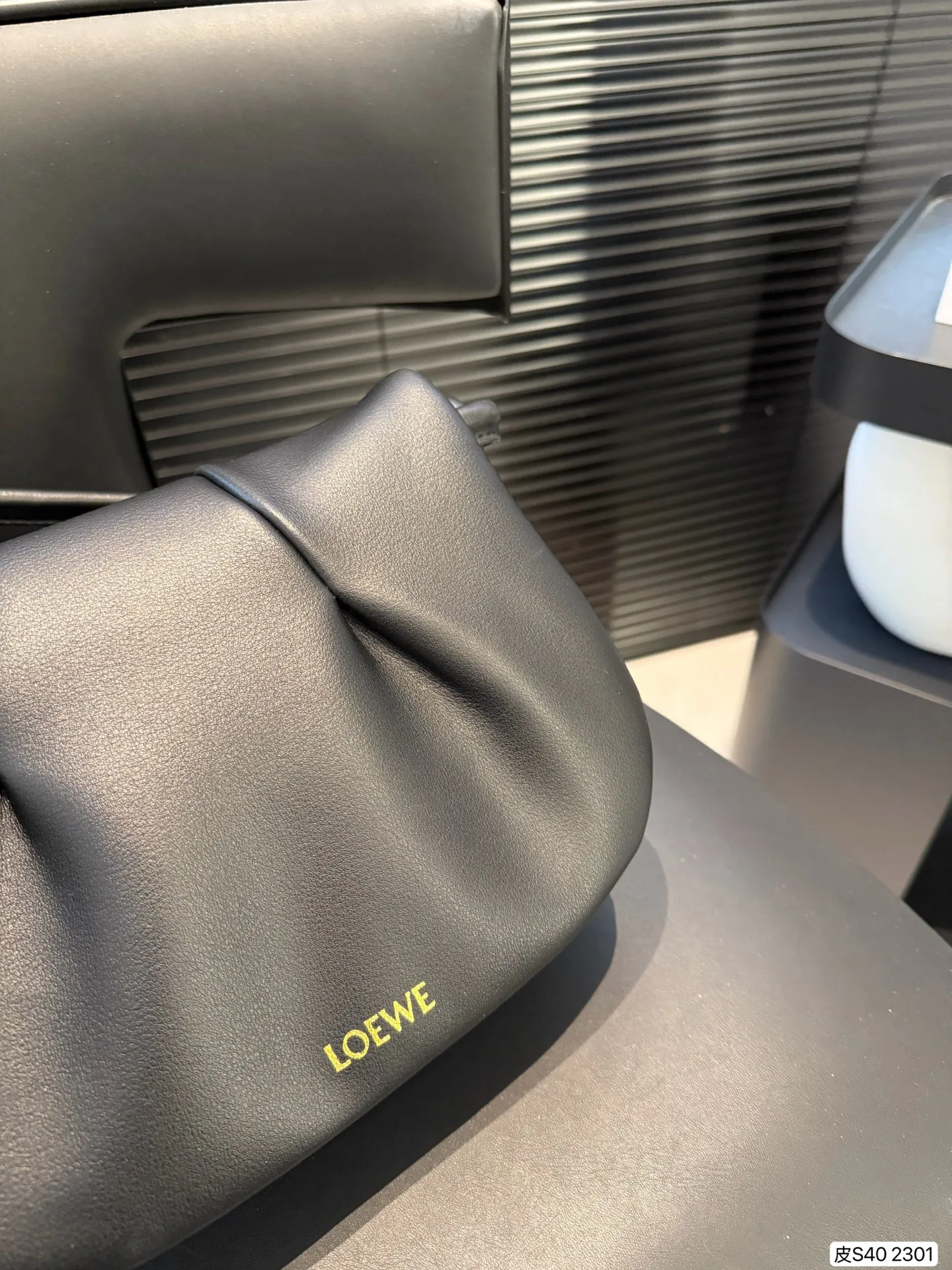 P250 纯皮罗意威腋下包 LOEWE 手拿包来给做一个搭配吧～ 小巧精致的同时容量也很够日常出街聚会带它柔软轻便 极简主义 洋溢着新鲜和时髦的气息漫步街头总会感到松弛和自在 尺寸：24 19 货号2301