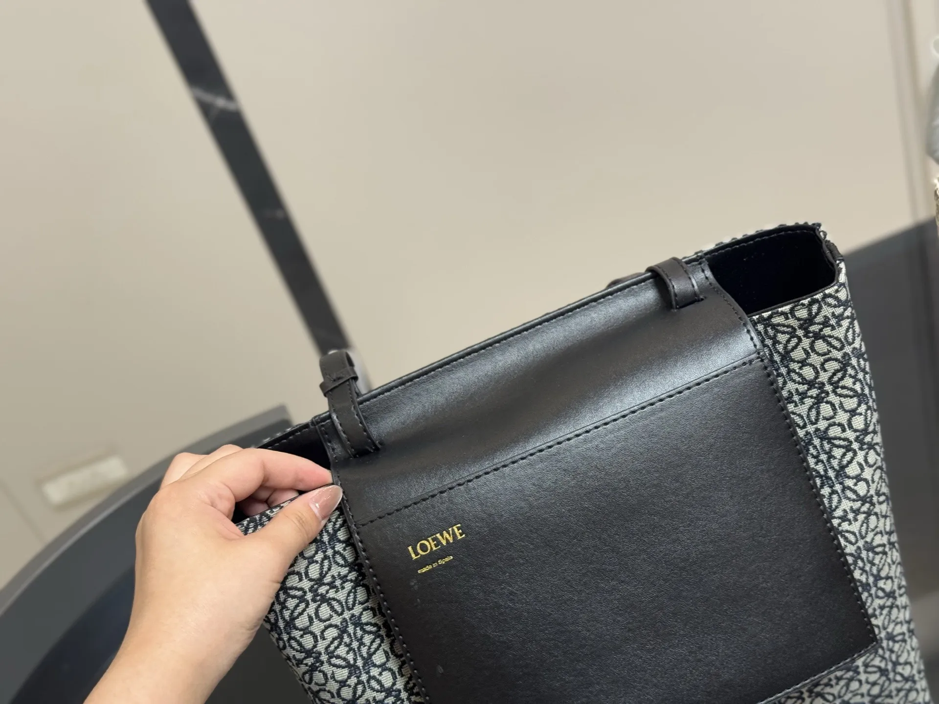 &yen;150 size：29*28cm（立） 罗意威帆布购物袋🛍️ 实物好装的一款包 最近出行都在背 皮帆布耐看有质感 它的容量很友好...