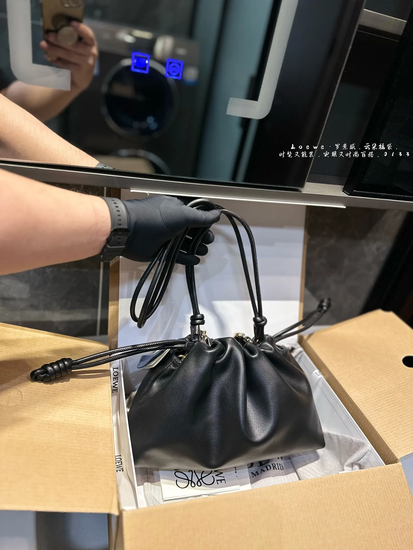 ❤️p215p185（礼盒包装）❤️ 罗意威LOEWE 链条福袋包 质感很高级 容量超级大也很耐用 日常出街背它回头率百分百 就是这种随性慵懒感尺寸：29*9*19cm 14*5*17cm