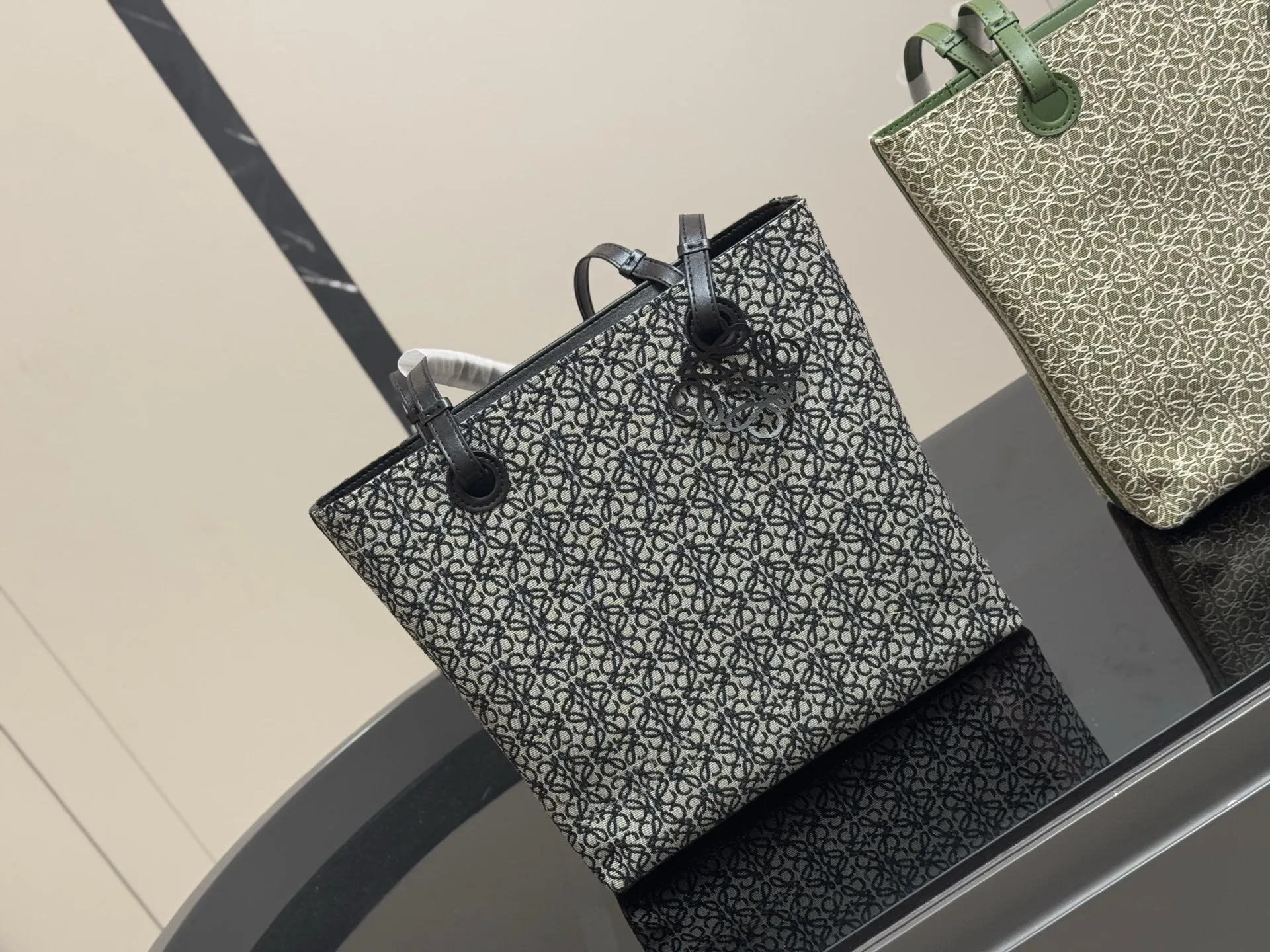 ¥150 size:29*28cm(立) 罗意威帆布购物袋🛍️ 实物好装的一款包 最近出行都在背 皮帆布耐看有质感 它的容量很友好...