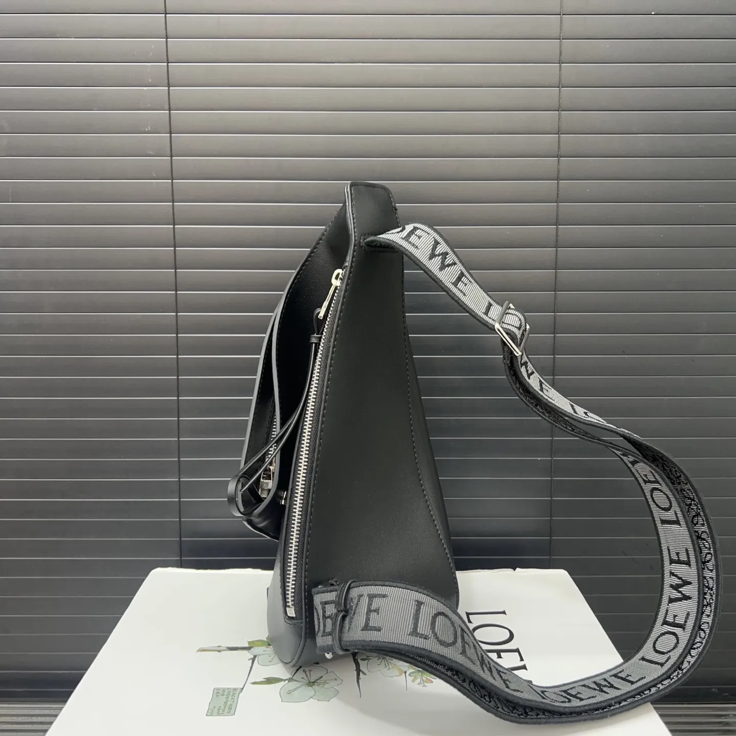 P255 LOEWE 罗意威 Anton Sling 银色配件装饰 小牛皮 胸包 牛皮单肩包斜挎包 经典百搭 实物拍摄 原厂原版面料 配送防尘袋 配盒 18 x 33 cm。