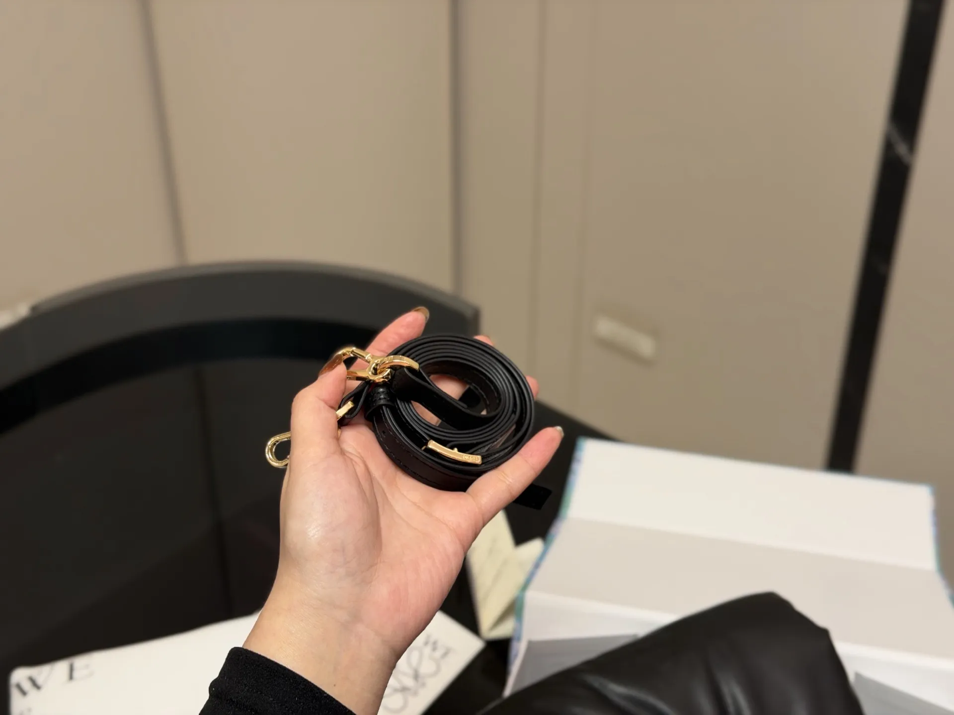 &yen;185 配折叠盒 size：22*17cm Loewe/罗意威 云朵枕头包 Gate Bag腋下斜挎包， 感觉gate是Loewe的礼物 ！ ⚠牛皮皮质！