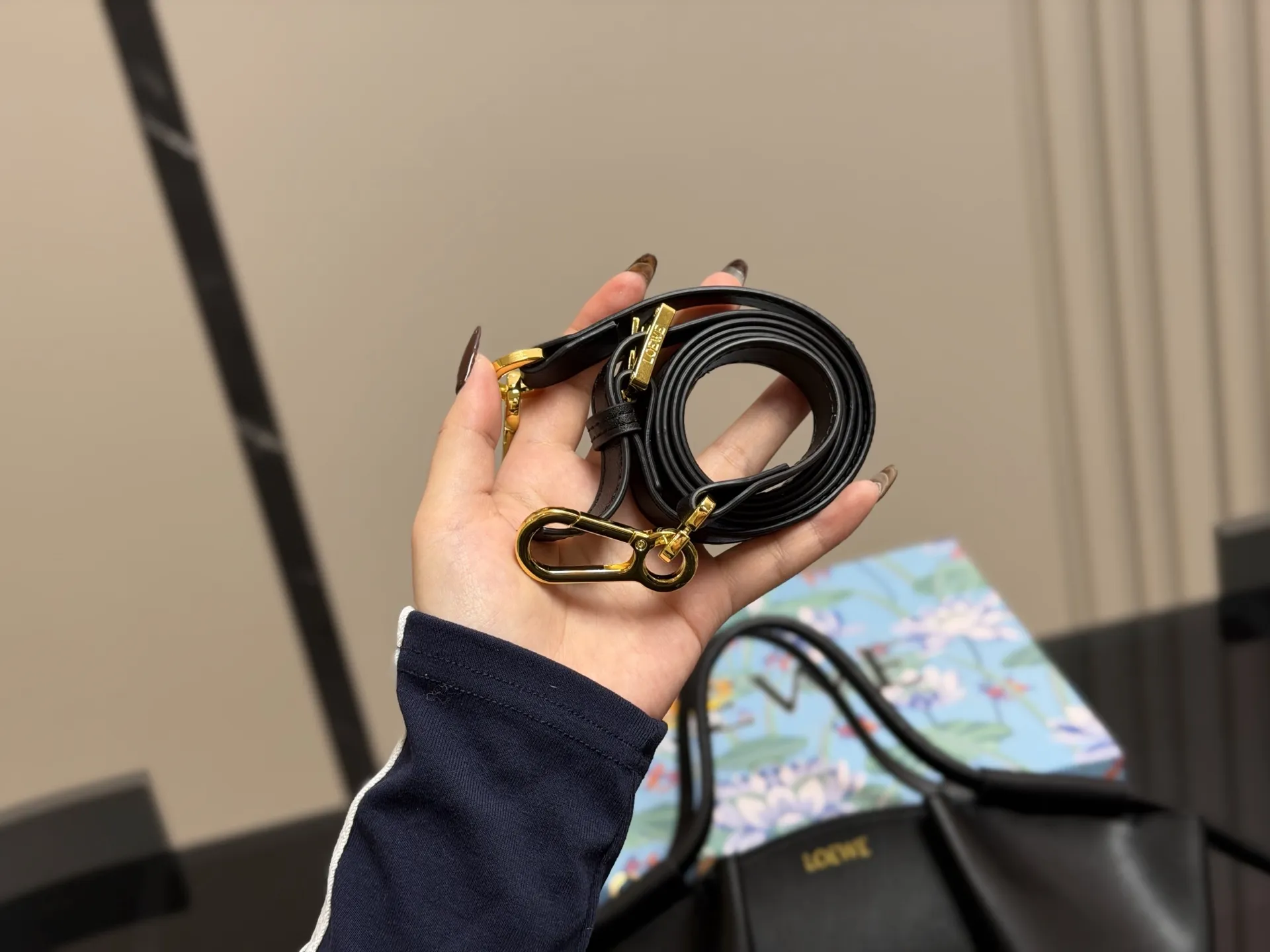 ¥180 配盒 Loewe罗意威新款Paseo饺子包 做工精致廓形简洁优雅, 带来了柔软和超轻盈的独特复褶构造。 采用闪亮纳帕牛皮革制成。 *手拿或肩背*可拆卸和可调节肩带* 顶部隐形拉链*金色绒面革衬里*烫金。 尺寸:25.18cm