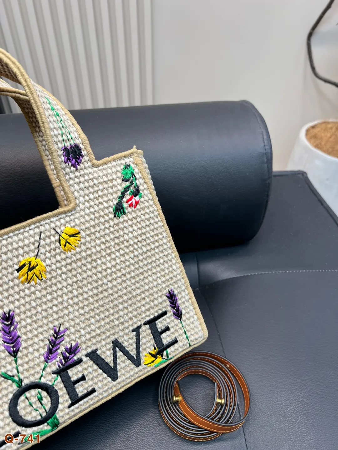 💰145💰150 好喜欢这个包！适合夏天罗意威Loewe草编包罗意威编织托特包Paulas's 1biza 夏日海岛系列推出了草编托特包包 巧妙融合了托特的商务之前线条和草编的夏日风情，加上Loewe粗体大logo 真的很难不爱呀，尺寸大号30 24 小号23 17cm