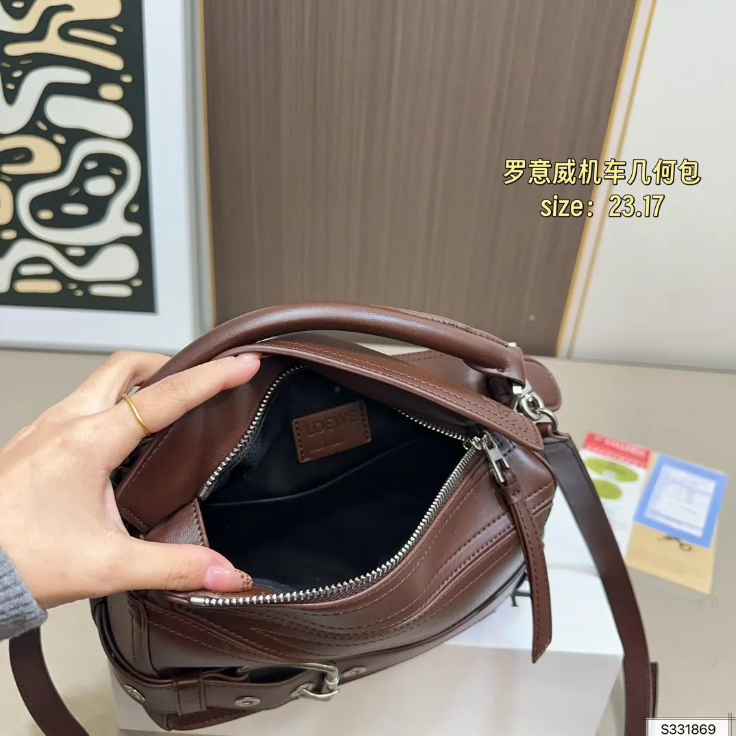 💰185（折叠盒） 尺寸：23.17 LOEWE 罗意威新版上市puzzle Biker机车几何包 几何形设计，质感磨砂五金件，各个颜色都超美👍 容量大，实用又不失设计感！ 休闲又百搭，通勤也可以背‼️