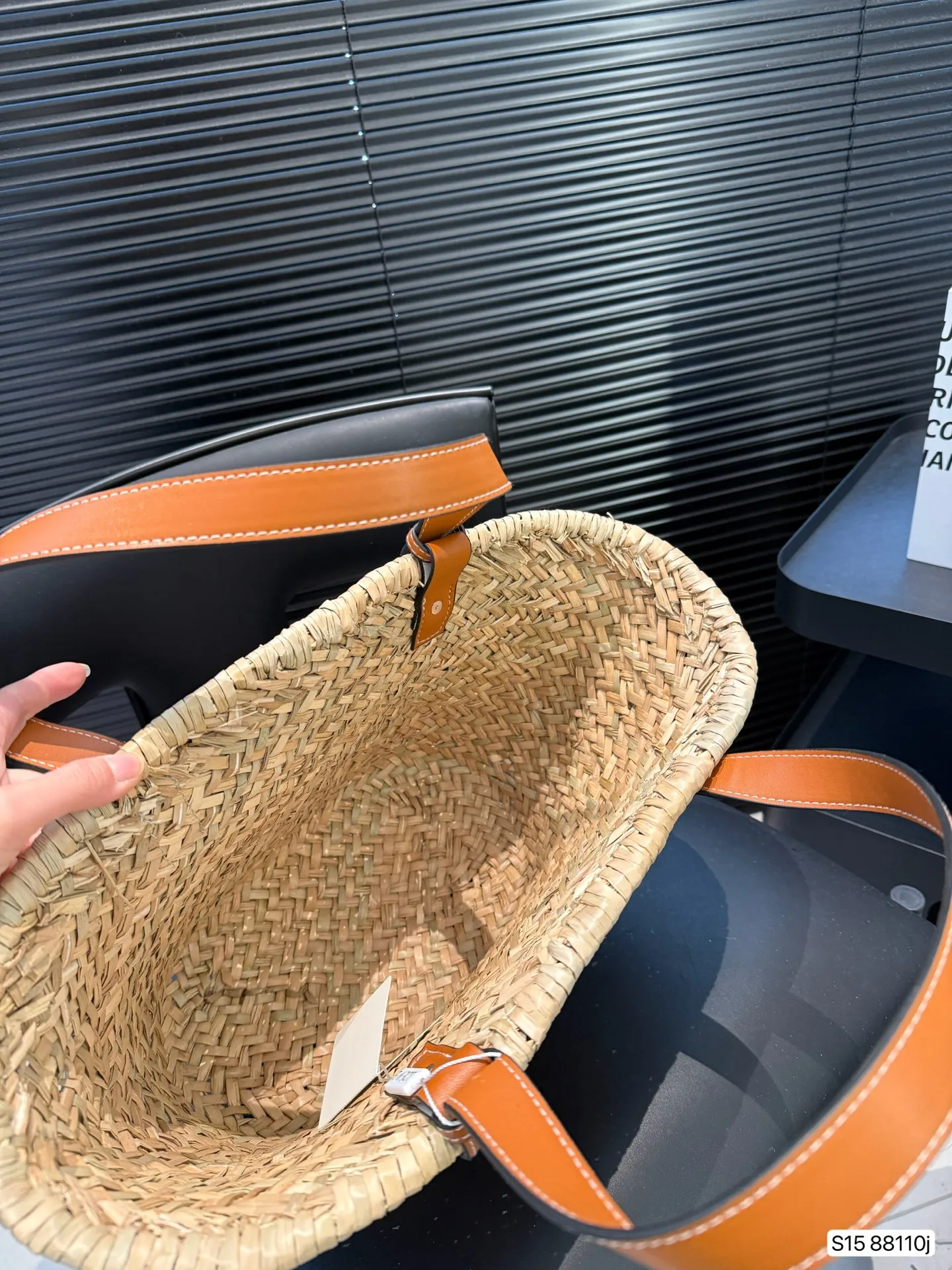 P125 罗意威编织托特包 限定款hobo也太好看了 质感很高级 容量超级大也很耐用 日常出街背它回头率百分百 尺寸：24 26 货号88110