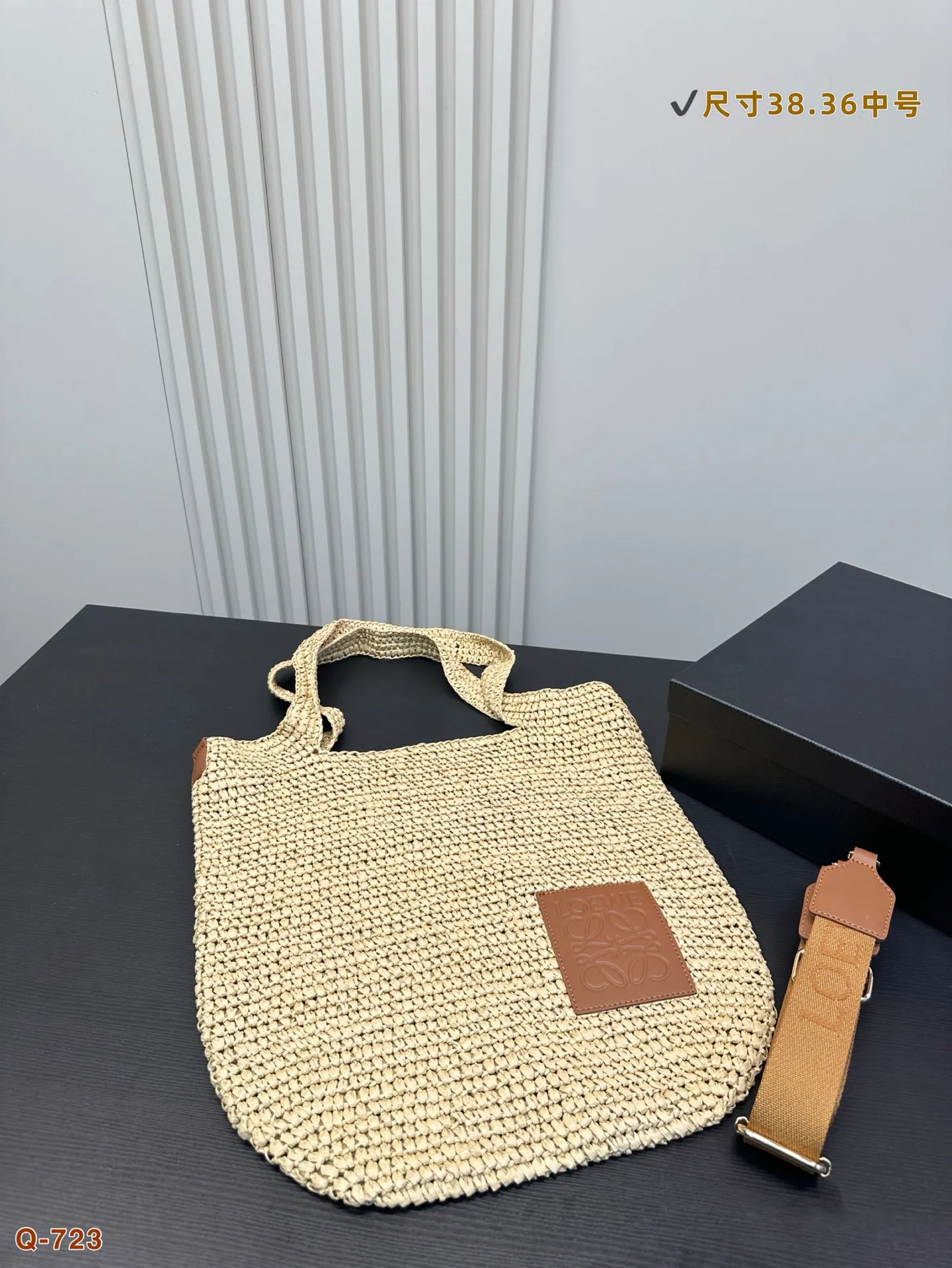 💰150 罗意威编织托特包,简单搭配的包袋,非常大气。 搭配衣服也是毫无难度。尺寸:38.36