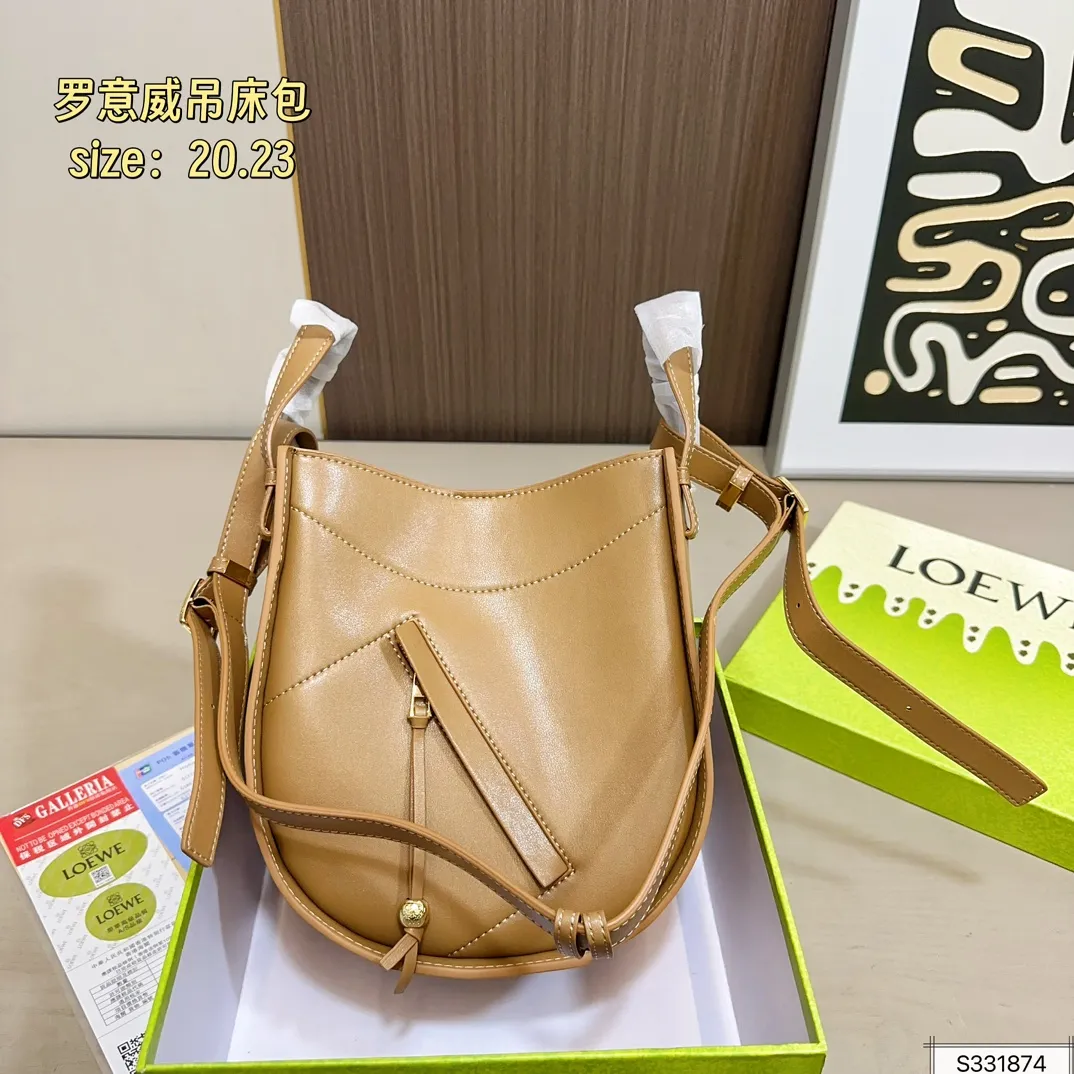 💰190(配盒) 尺寸20×23 LOEWE罗意威25Hammock hobo吊床包 面对不同造型都能轻松变换 容量感人,包身轻盈又简洁 百变腋下包 手感真的绝绝子