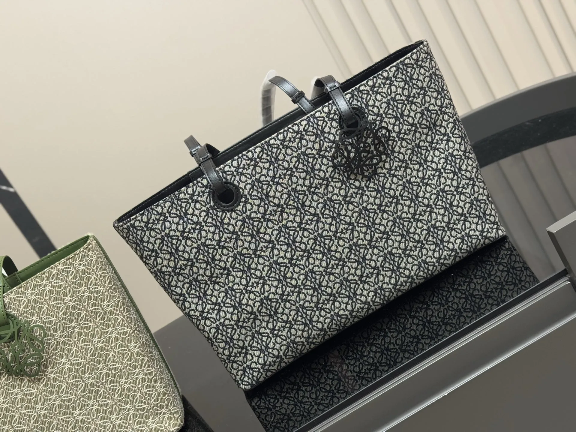 ¥155 size: 37*24cm(横) 罗意威帆布购物袋🛍️ 实物好装的一款包 最近出行都在背 皮帆布耐看有质感 它的容量很友好...